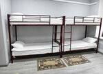 Кровать в мужском десятиместном номере в Берег