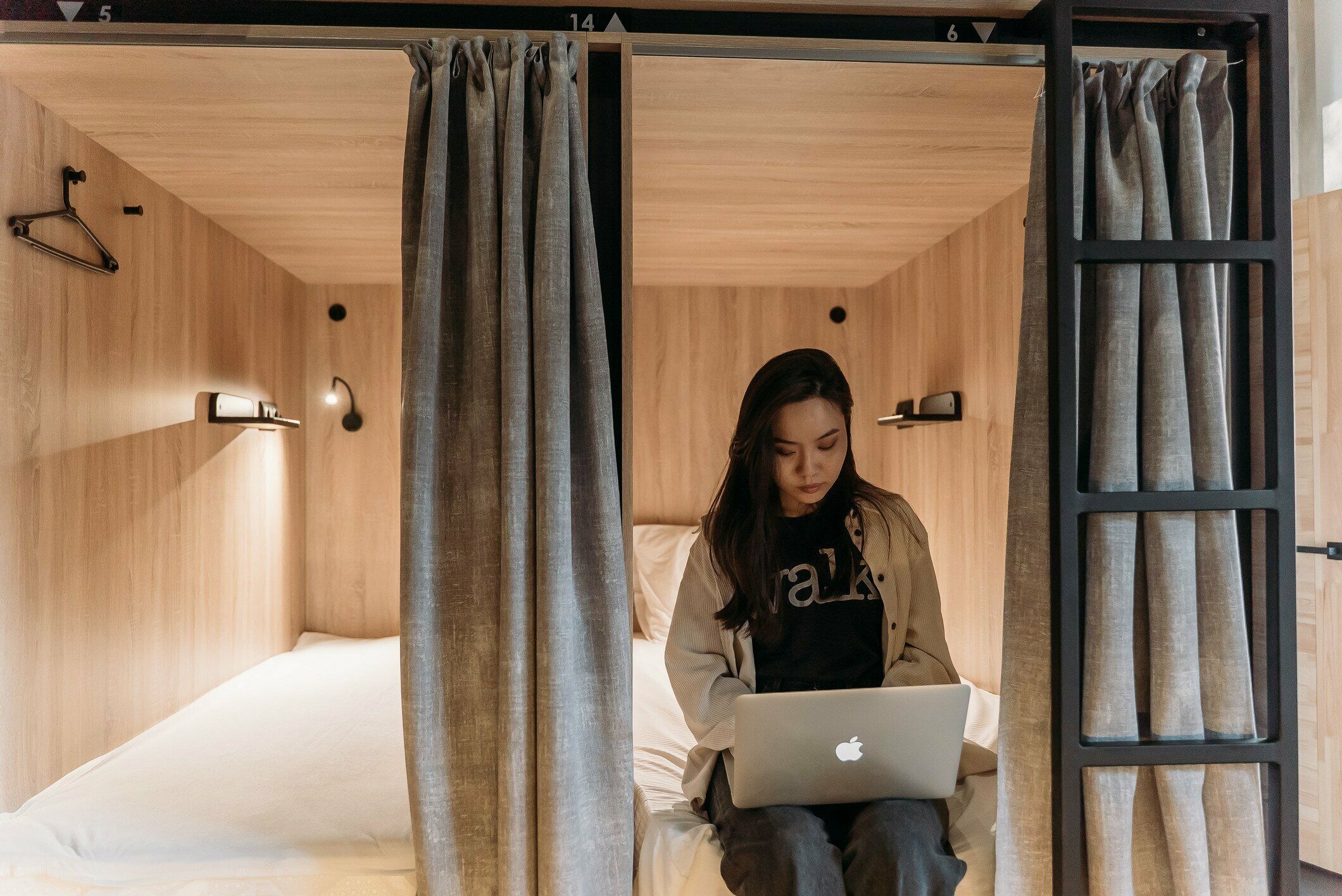 Односпальная кровать в общем номере для мужчин и женщин