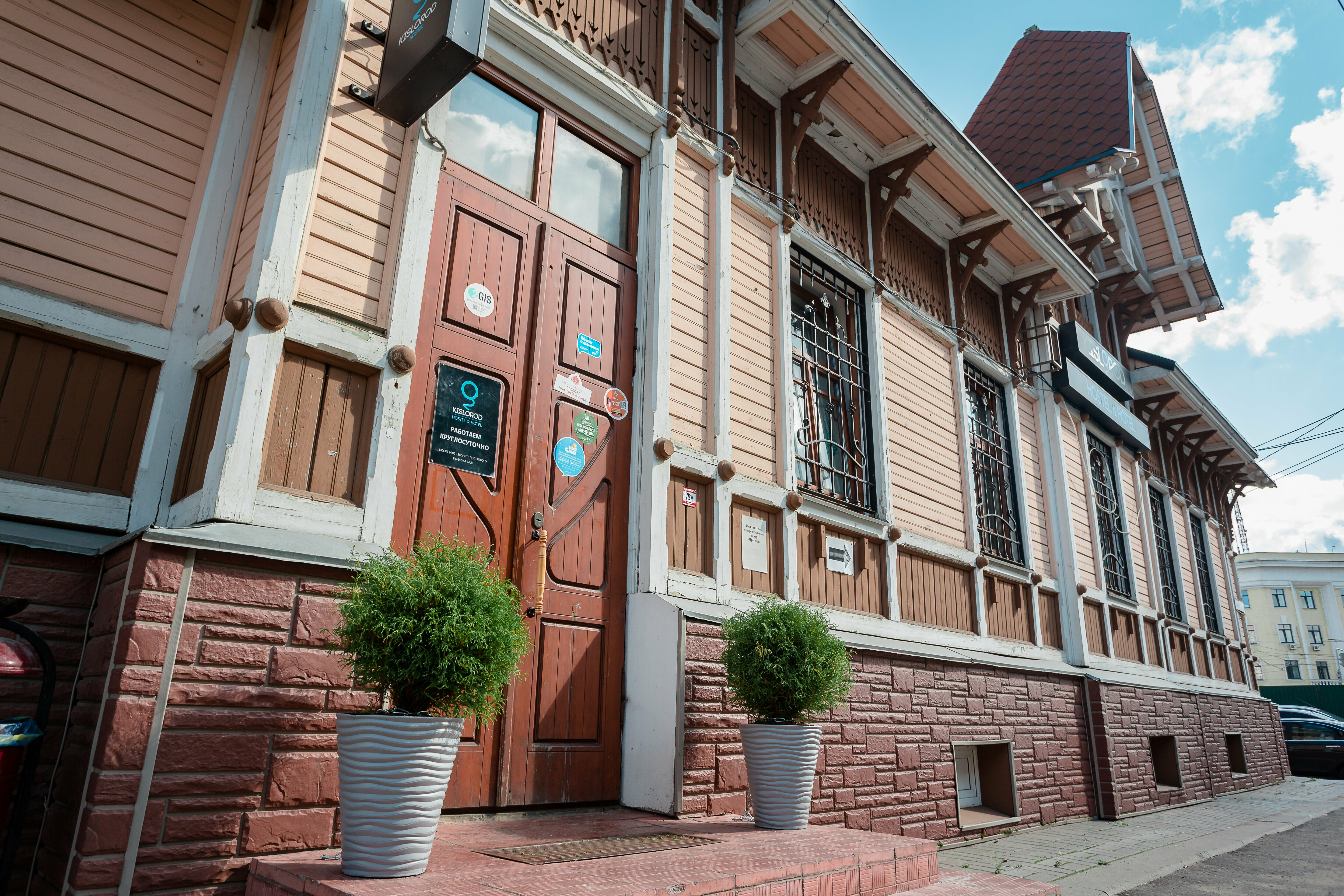 Спальное место на двухъярусной кровати в общем номере для мужчин