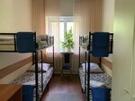 Кровать в общем 8-местном номере для мужчин и женщин в Домино