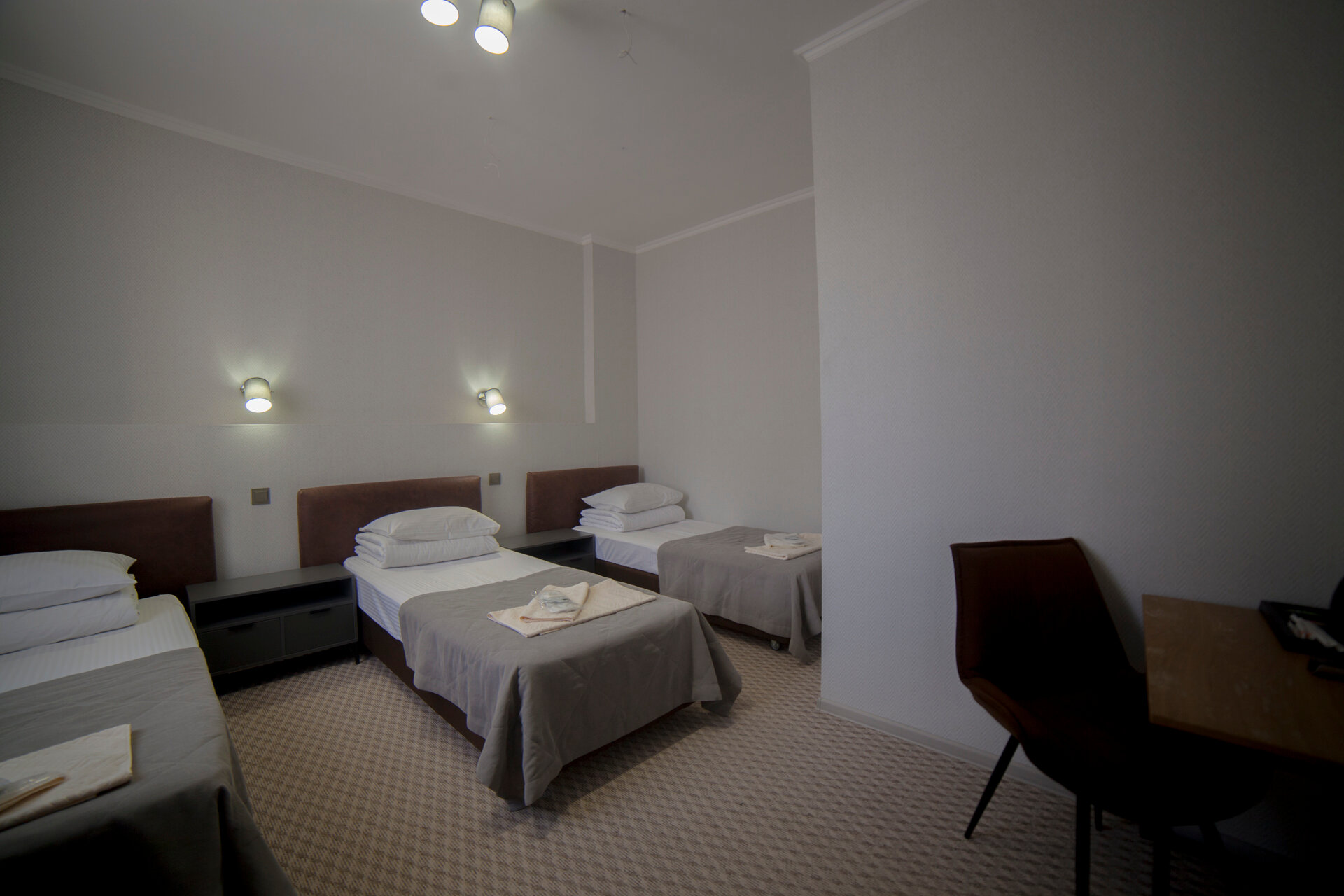 Трехместный номер с общей ванной комнатой