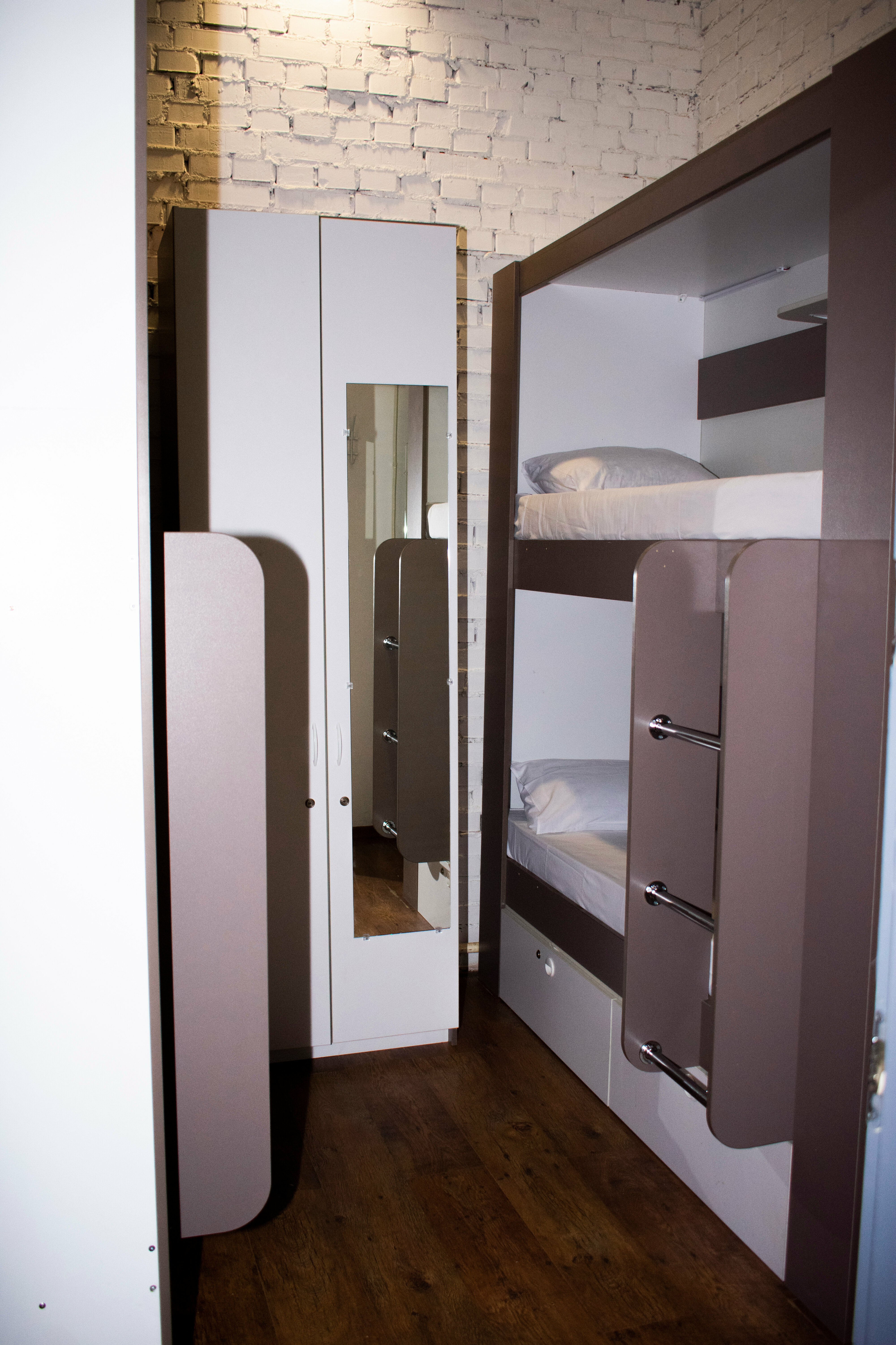 Односпальная кровать в общем номере для женщин