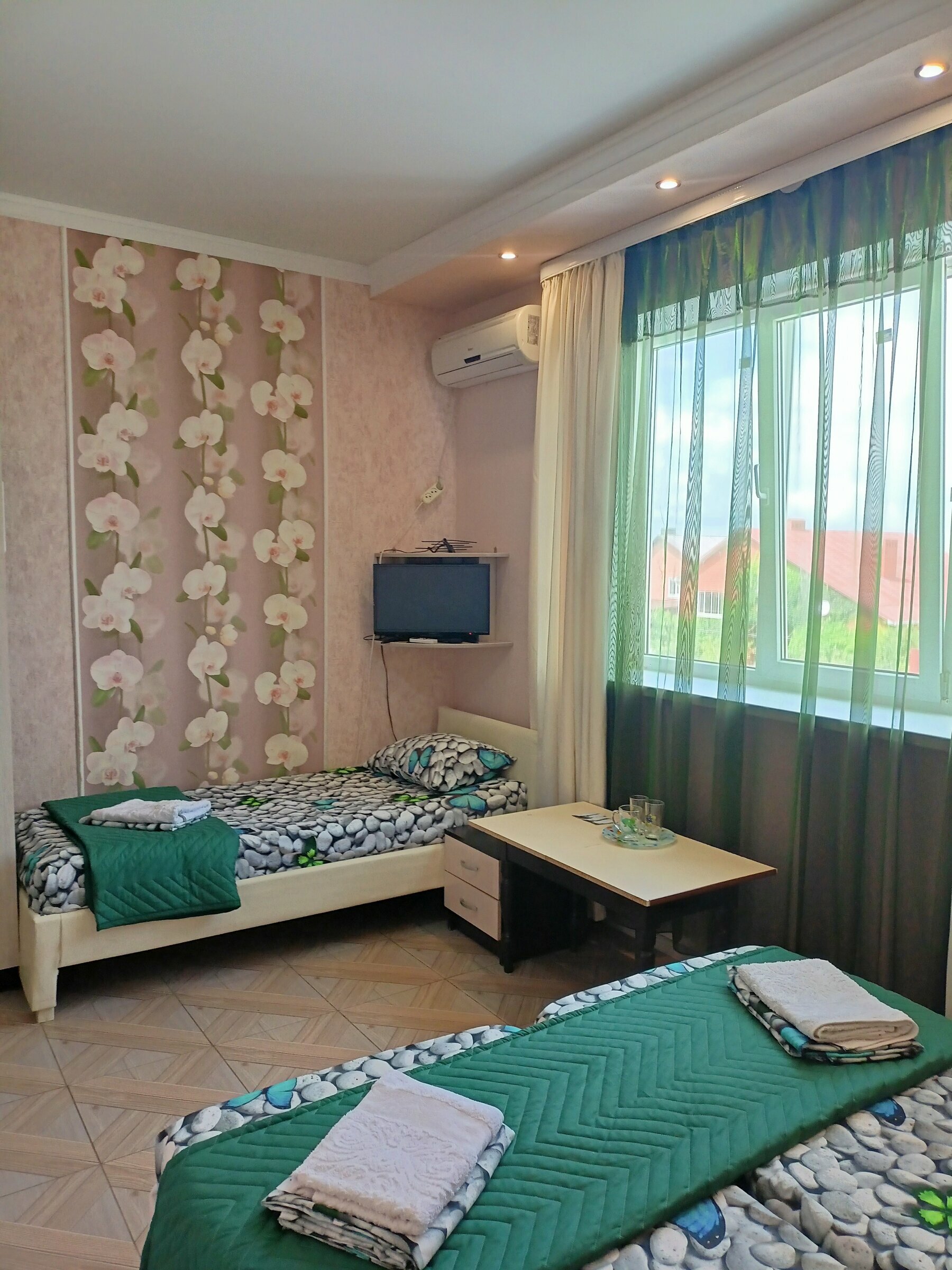 Трехместный номер с душем и туалетом на 2 номера