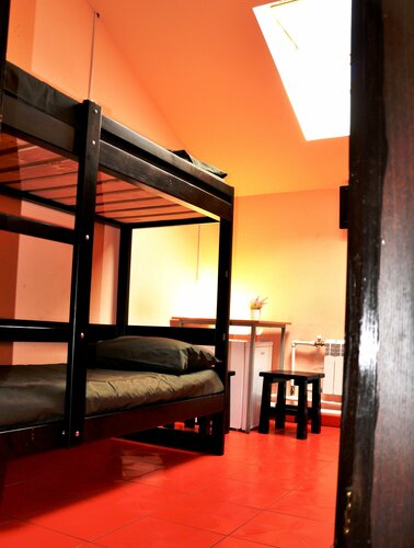 Спальное место на двухъярусной кровати в общем номере для мужчин и женщин в Вежливый лось