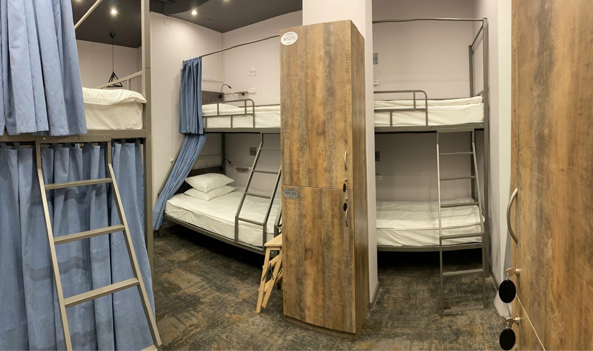 Двухъярусная кровать в общем номере для мужчин