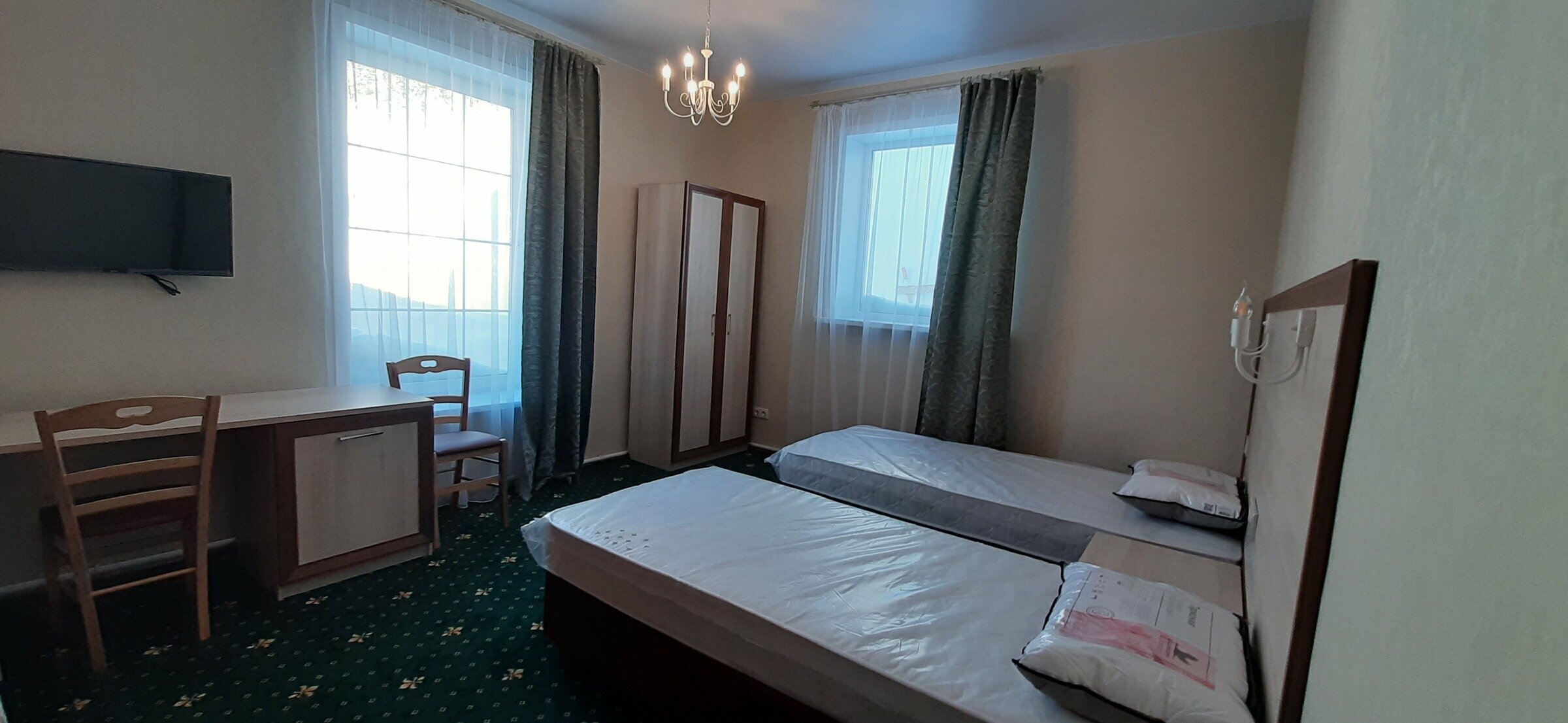 Стандартный двухместный номер с 2 отдельными кроватями и общей ванной комнатой