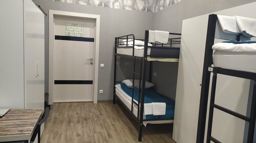 Односпальная кровать в общем номере с 4 кроватями