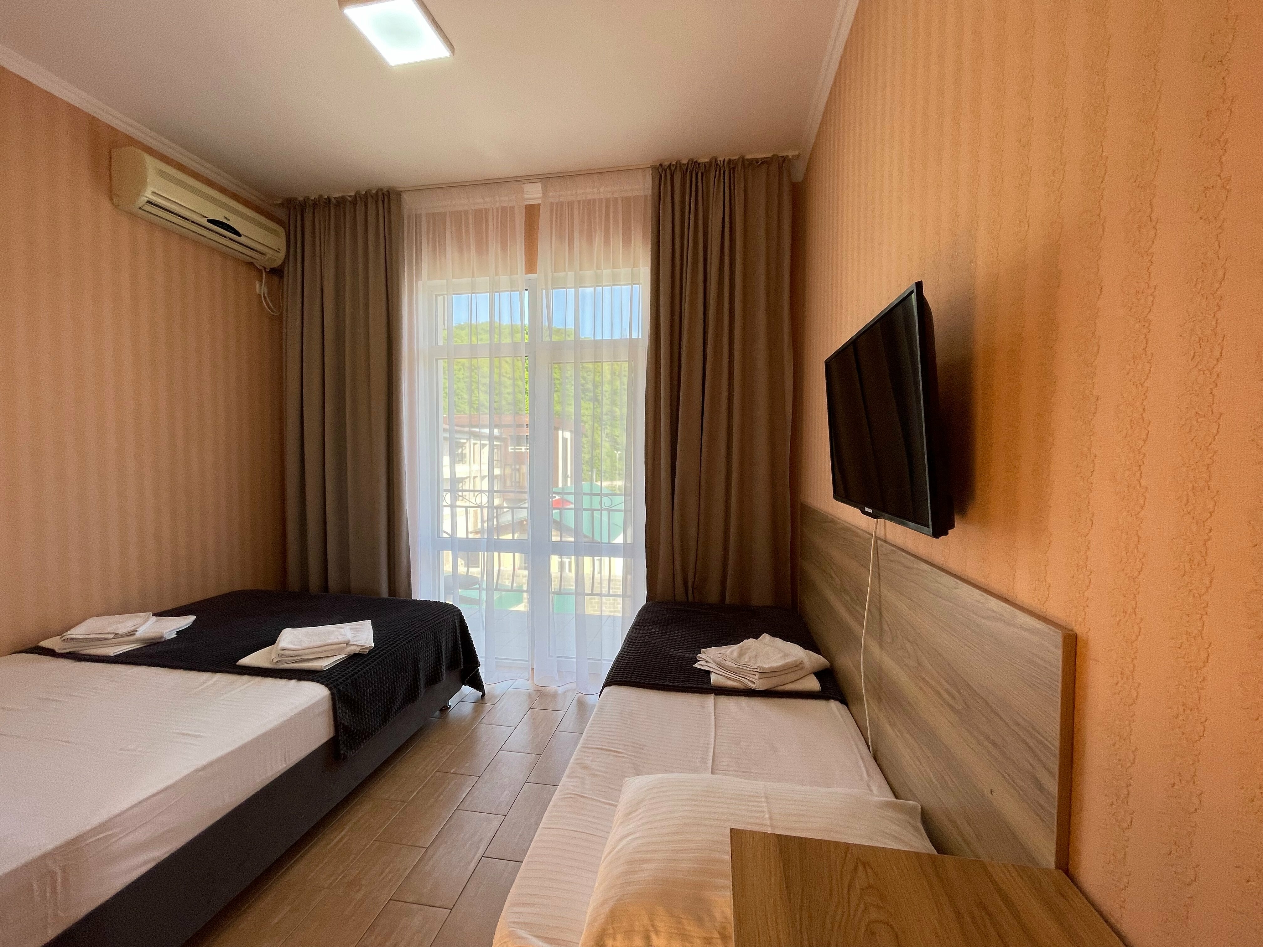 Трехместный номер с балконом