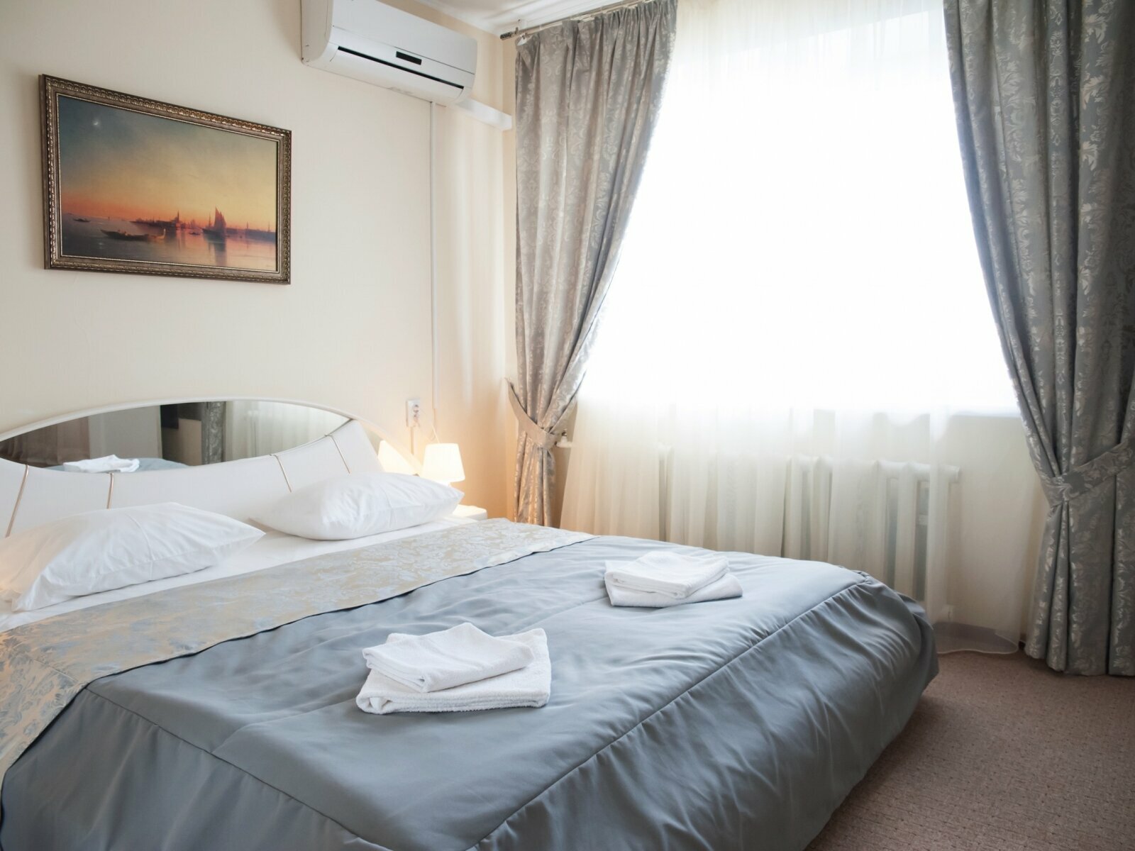 Улучшенный номер с кроватью размера «king-size»