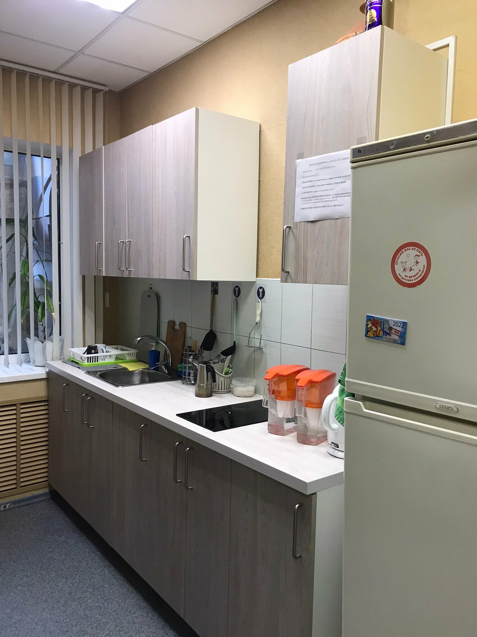 Односпальная кровать в общем номере для женщин