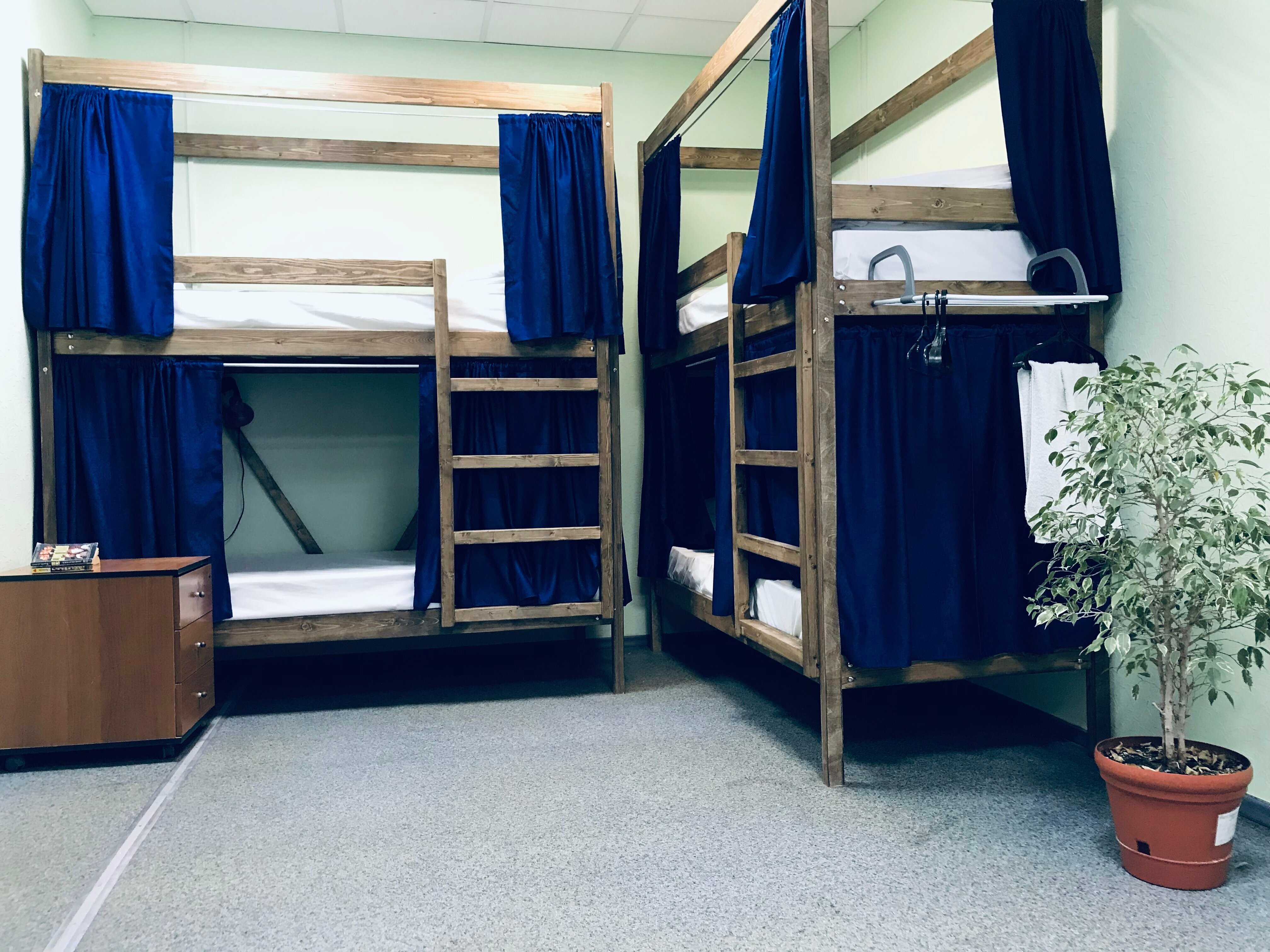 Односпальная кровать в общем номере для женщин