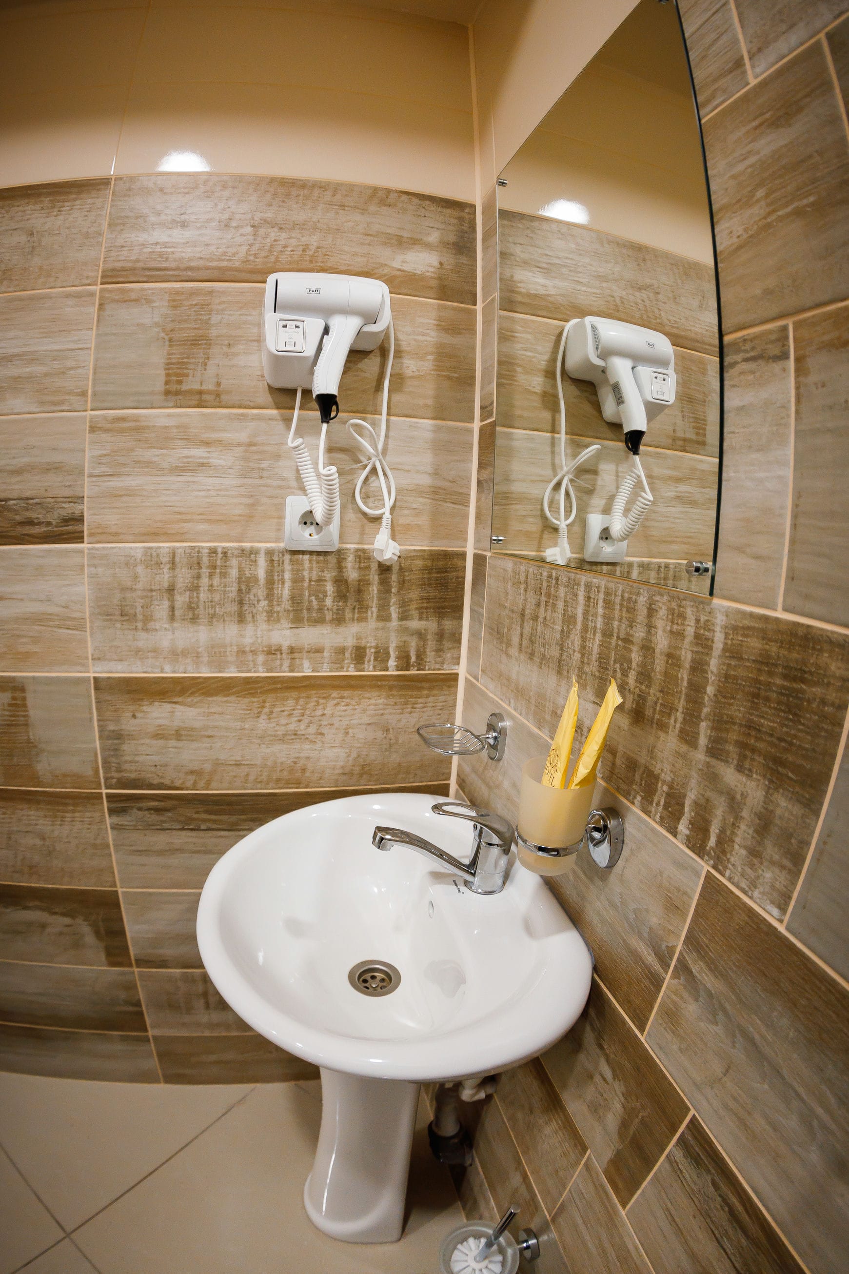 Номер с собственной ванной комнатой вне номера (с диваном)