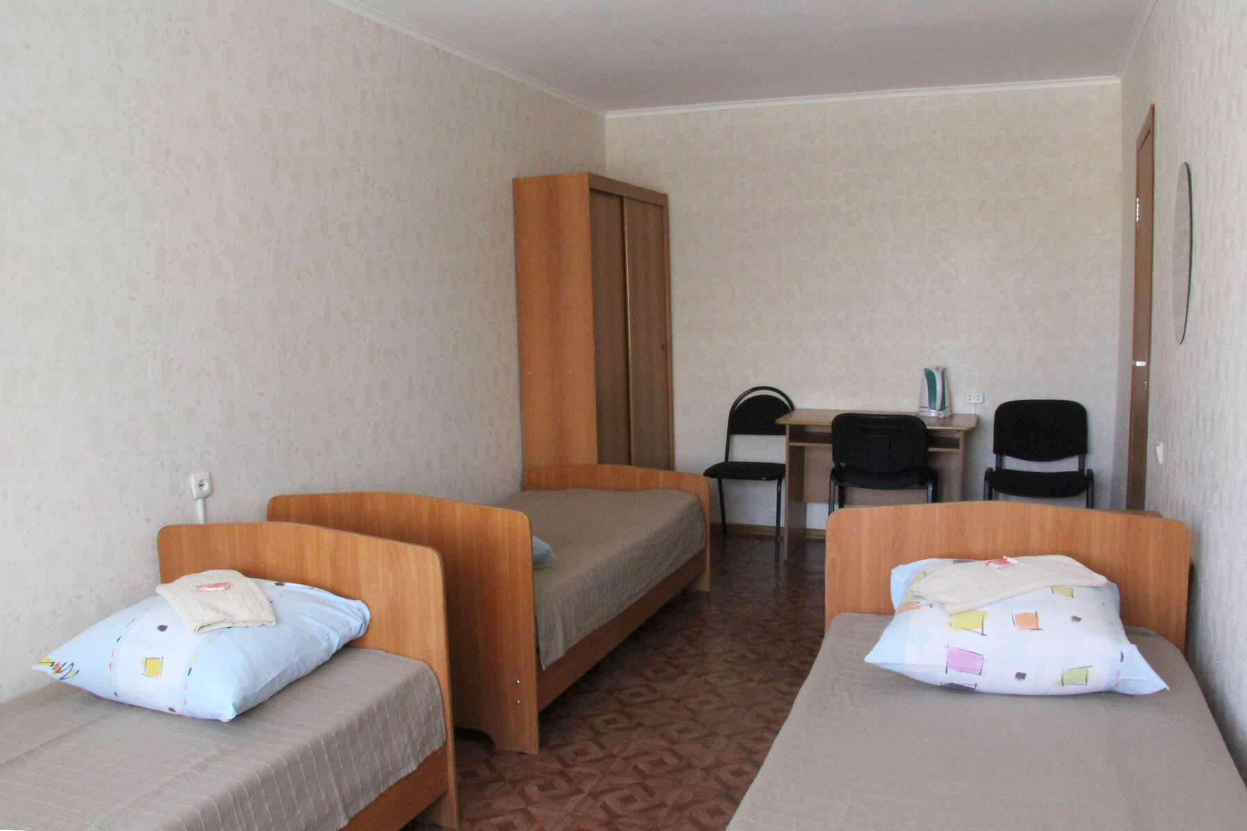 Трехместный номер эконом-класса с общей ванной комнатой