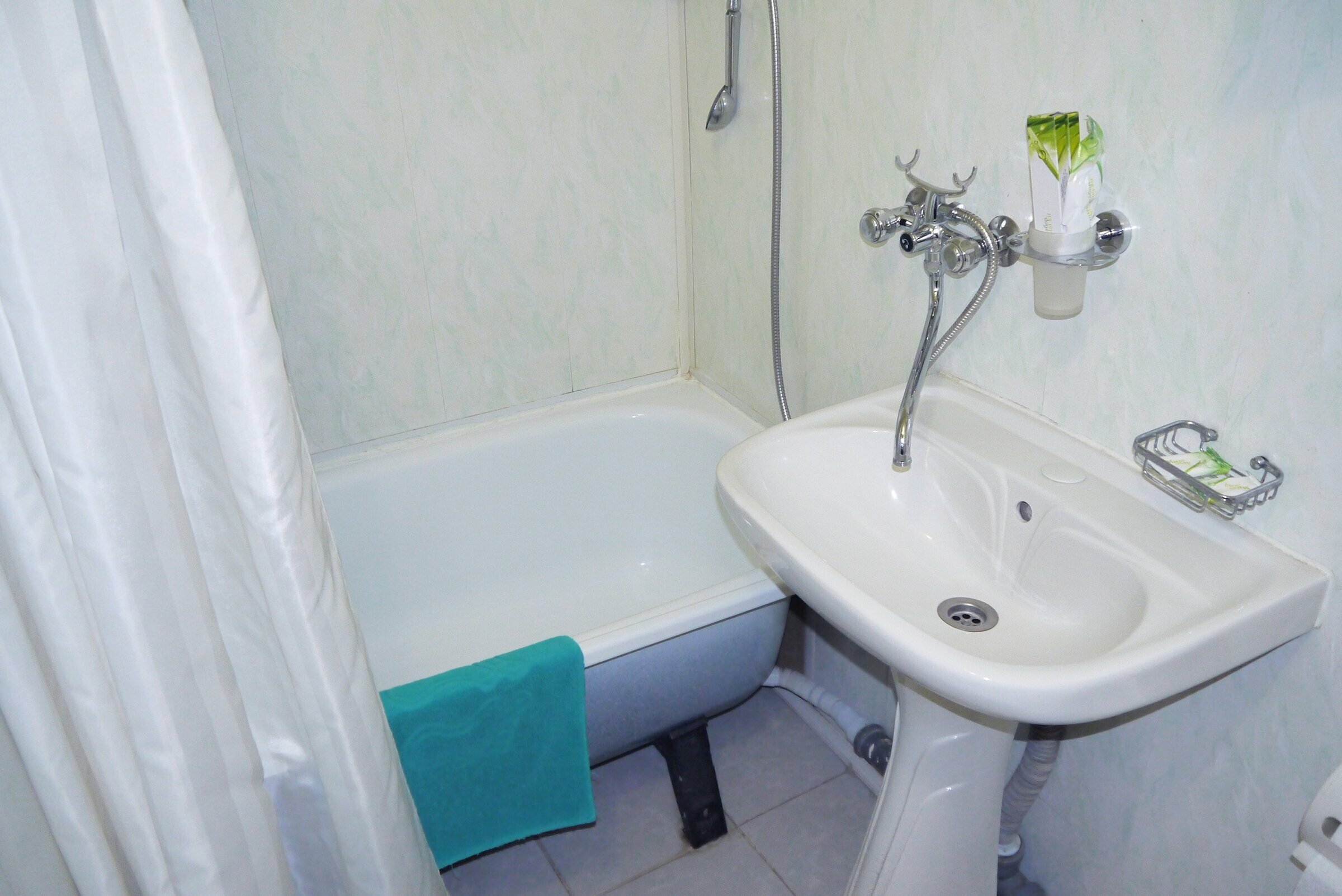 Двухместный номер с 2 отдельными кроватями и общей ванной комнатой