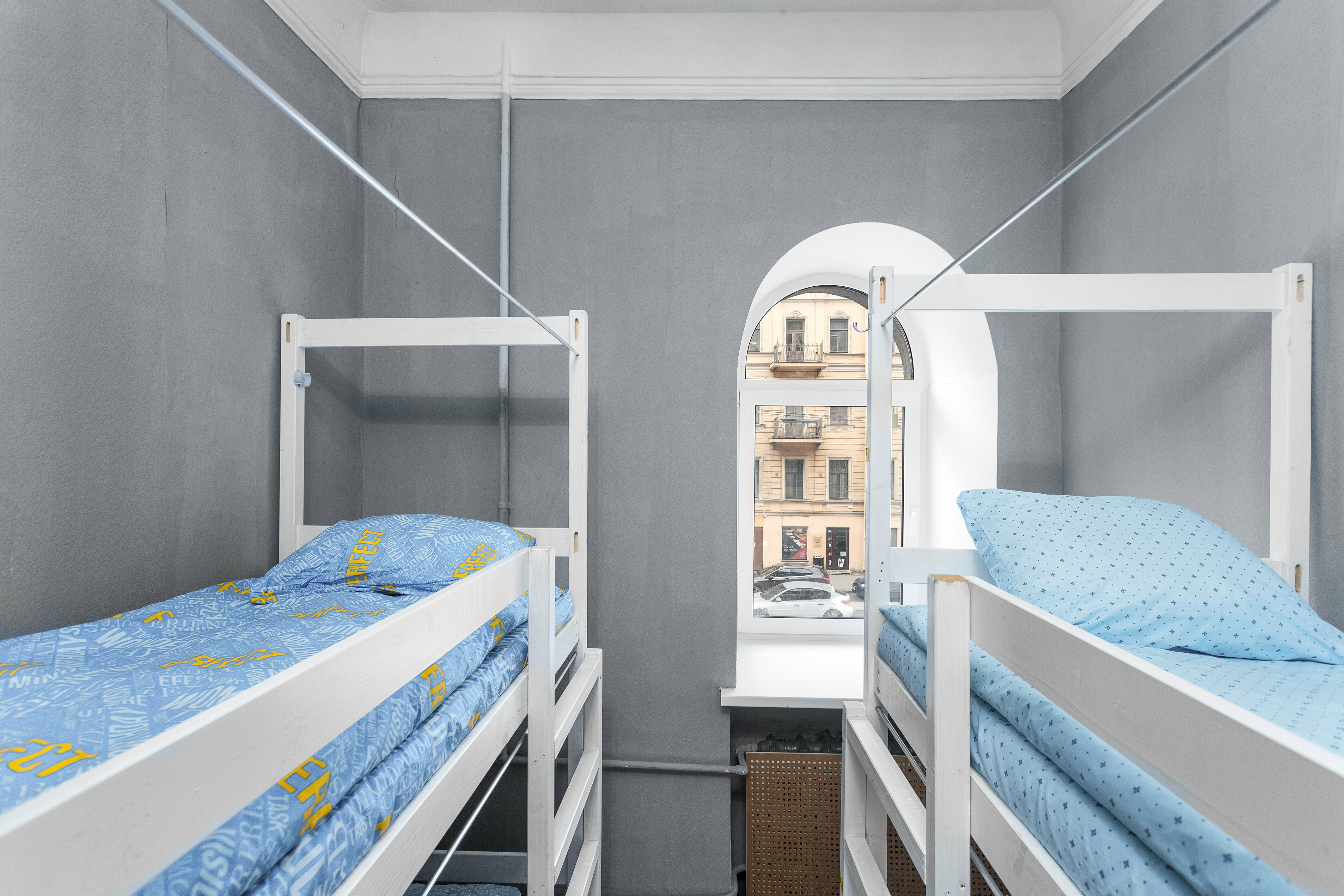 Спальное место на двухъярусной кровати в общем номере для женщин