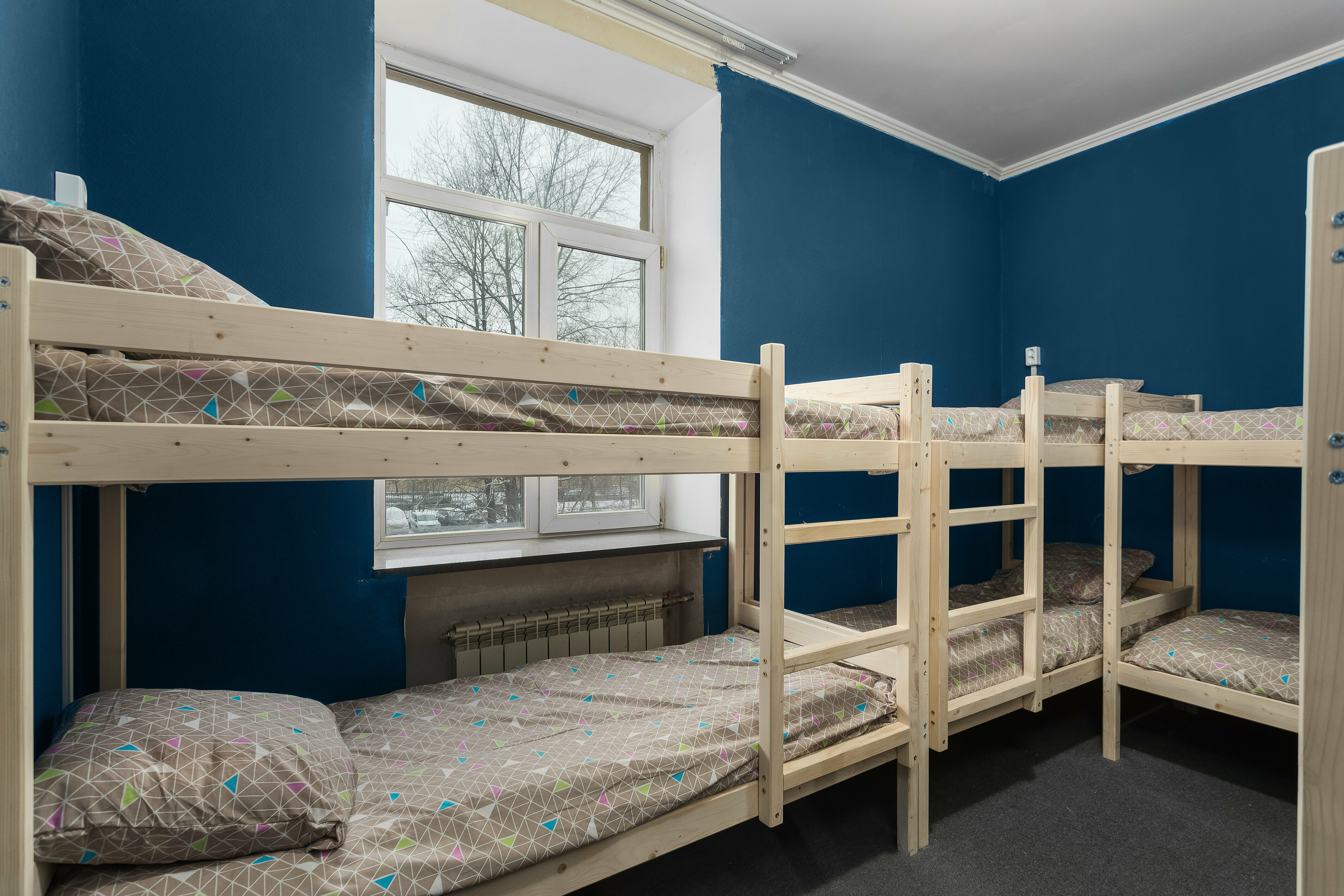 Спальное место на двухъярусной кровати в общем номере для мужчин