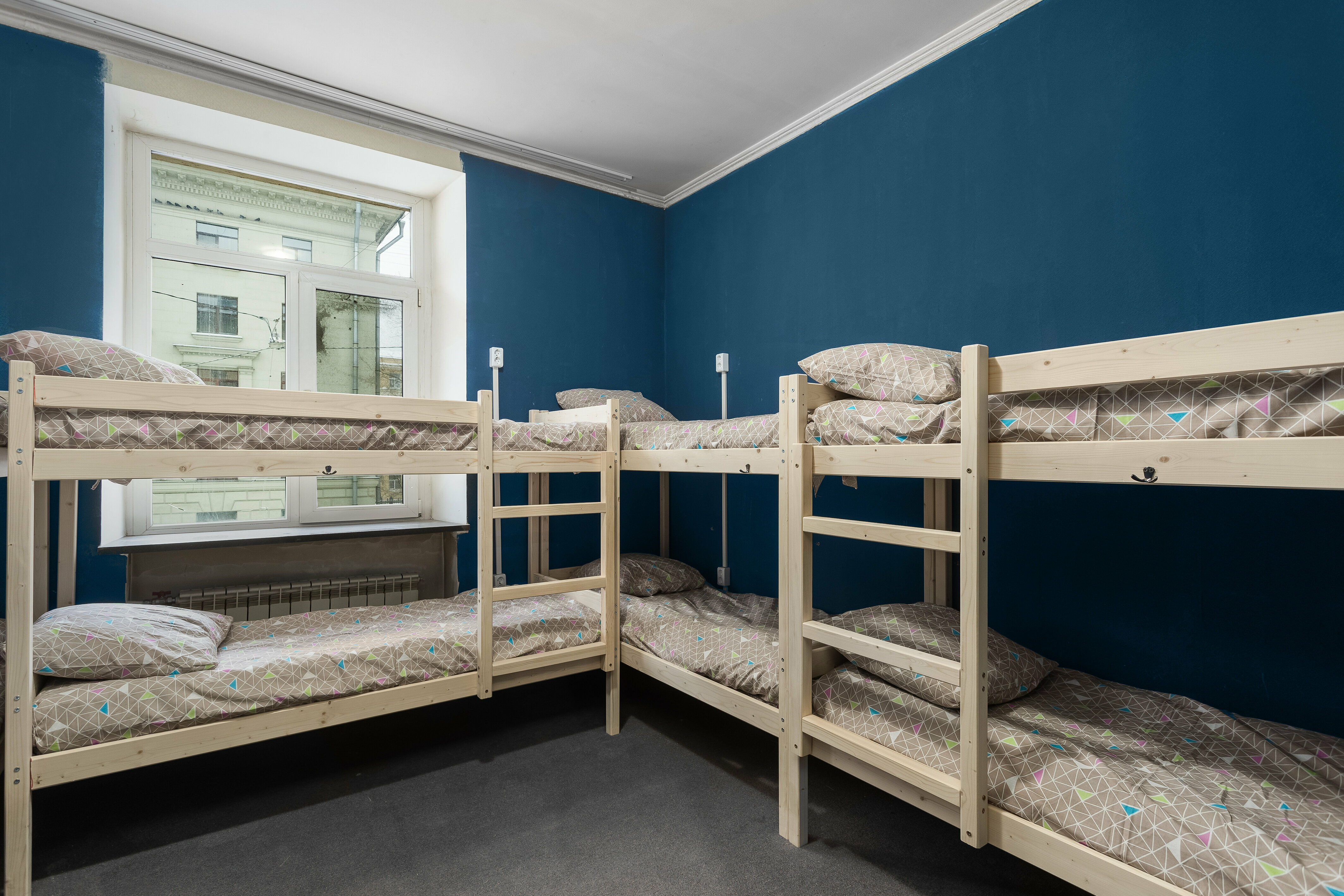 Спальное место на двухъярусной кровати в общем номере для мужчин и женщин