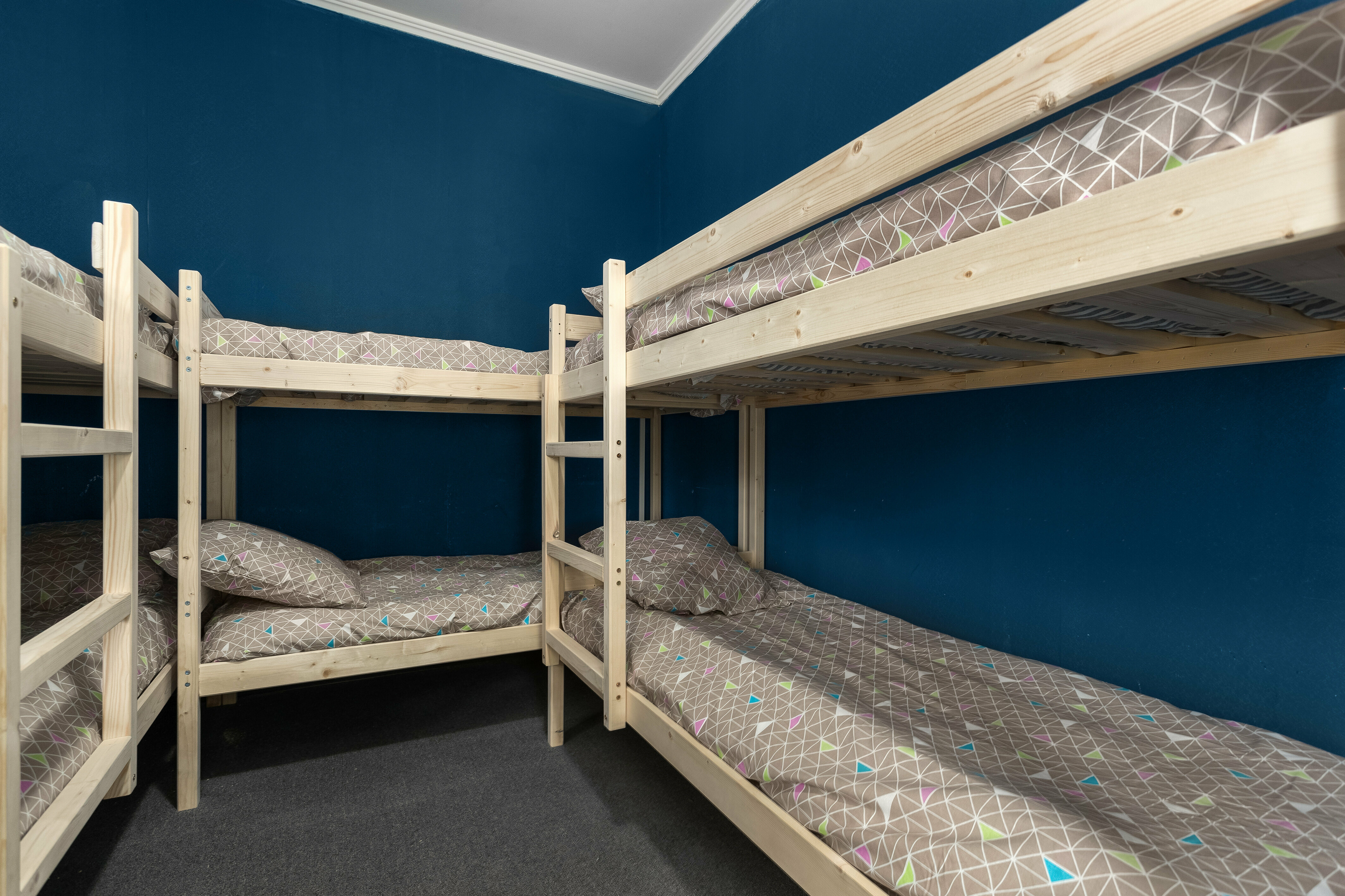 Спальное место на двухъярусной кровати в общем номере для мужчин