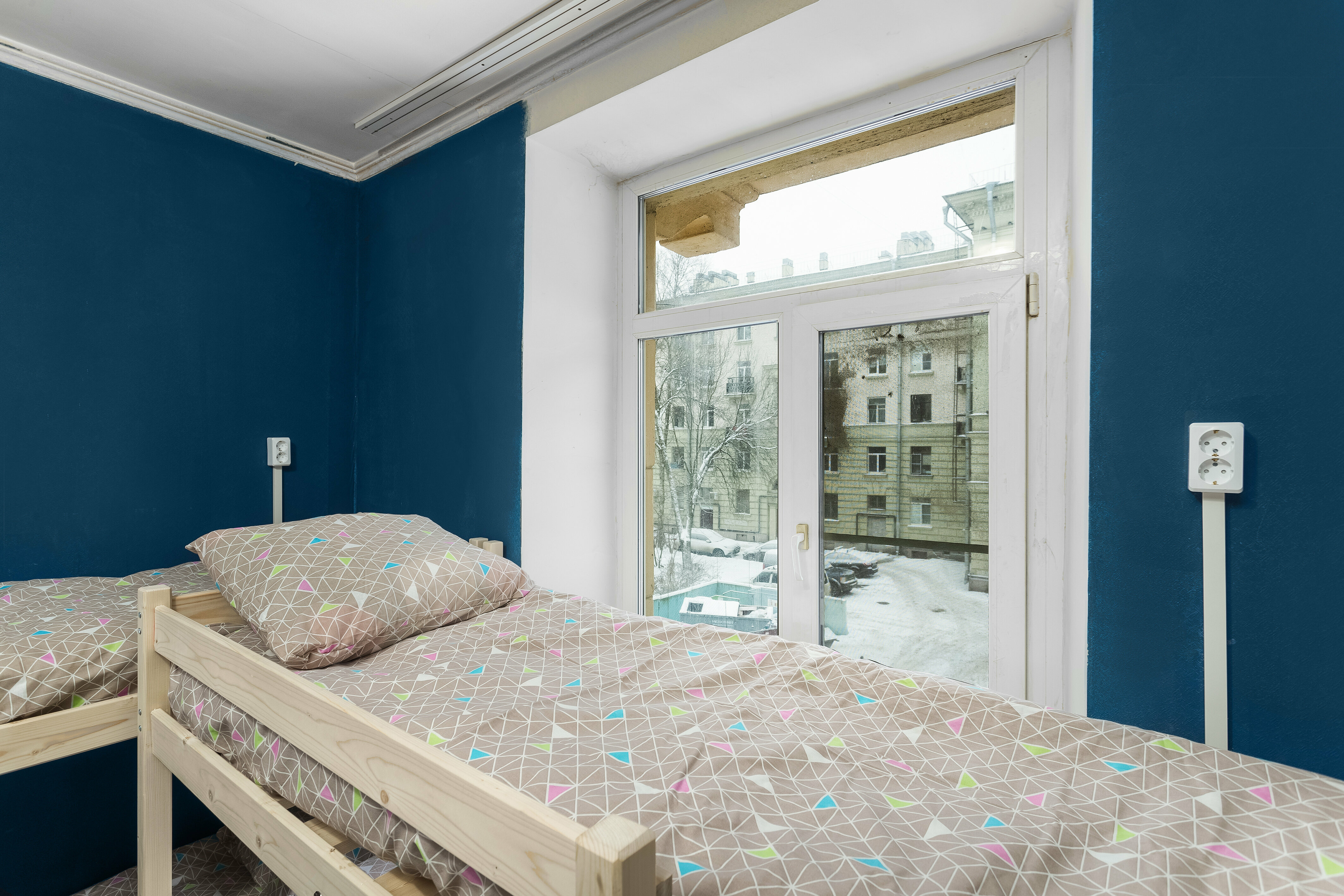 Спальное место на двухъярусной кровати в общем номере для мужчин и женщин