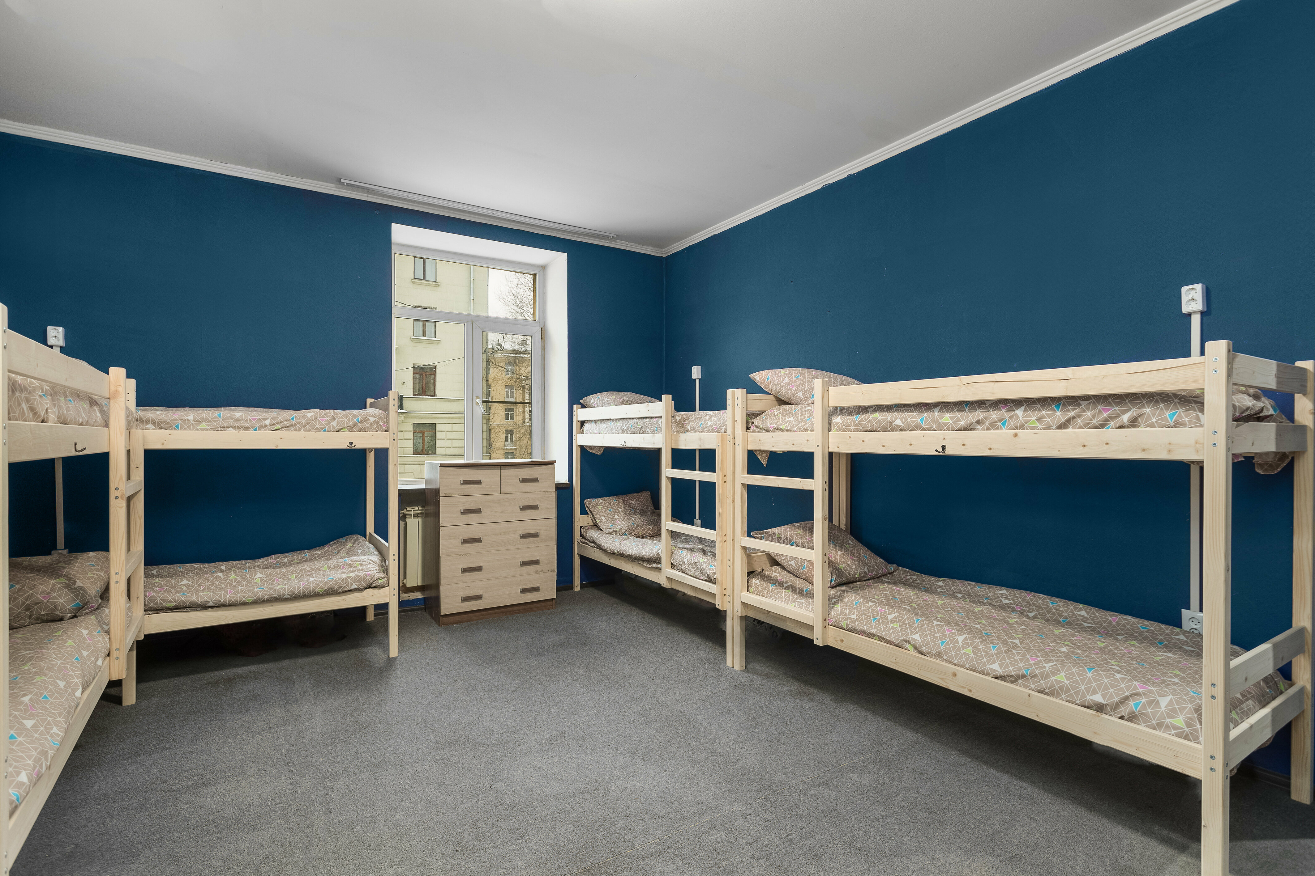 Спальное место на двухъярусной кровати в общем номере для мужчин