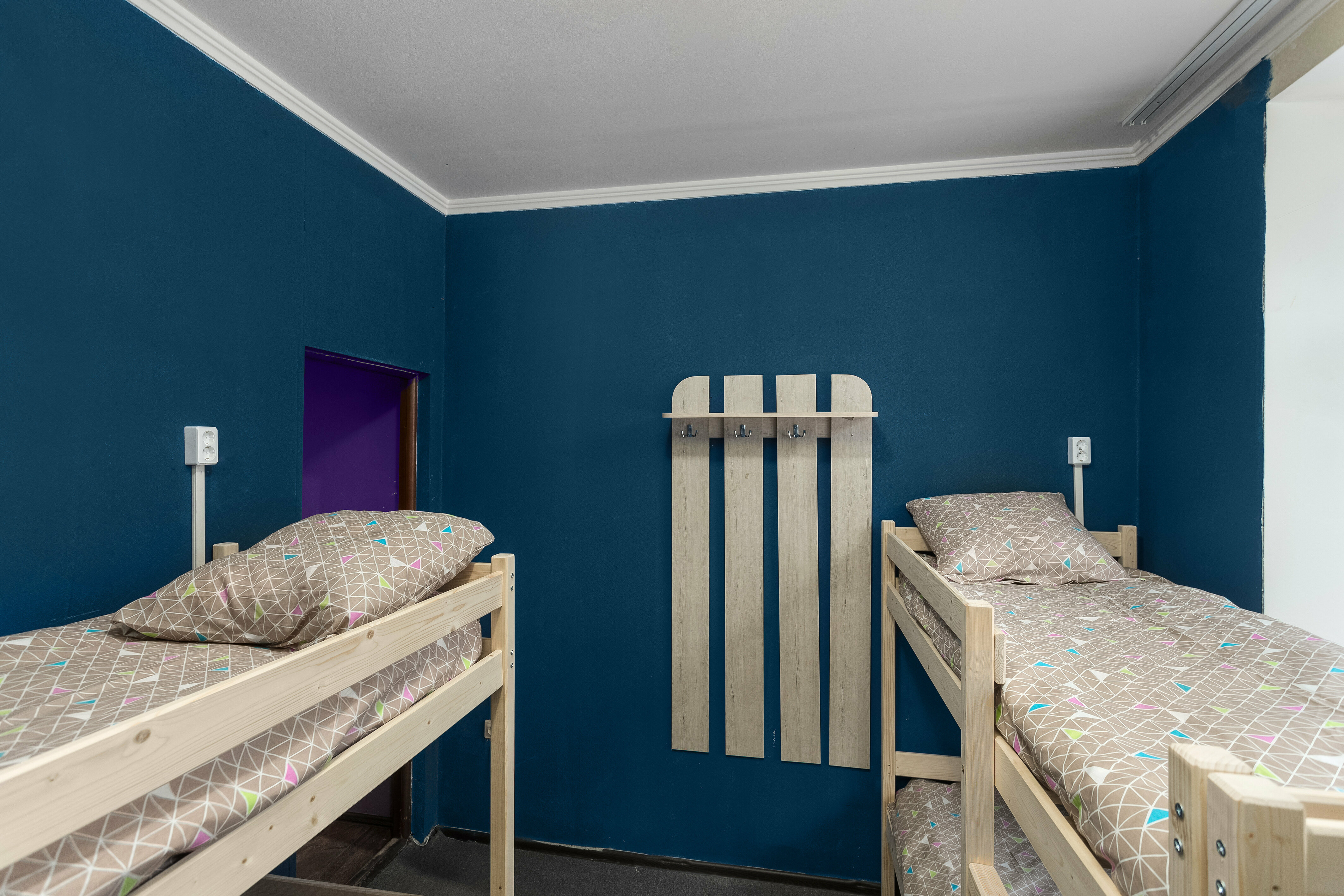 Спальное место на двухъярусной кровати в общем номере для мужчин