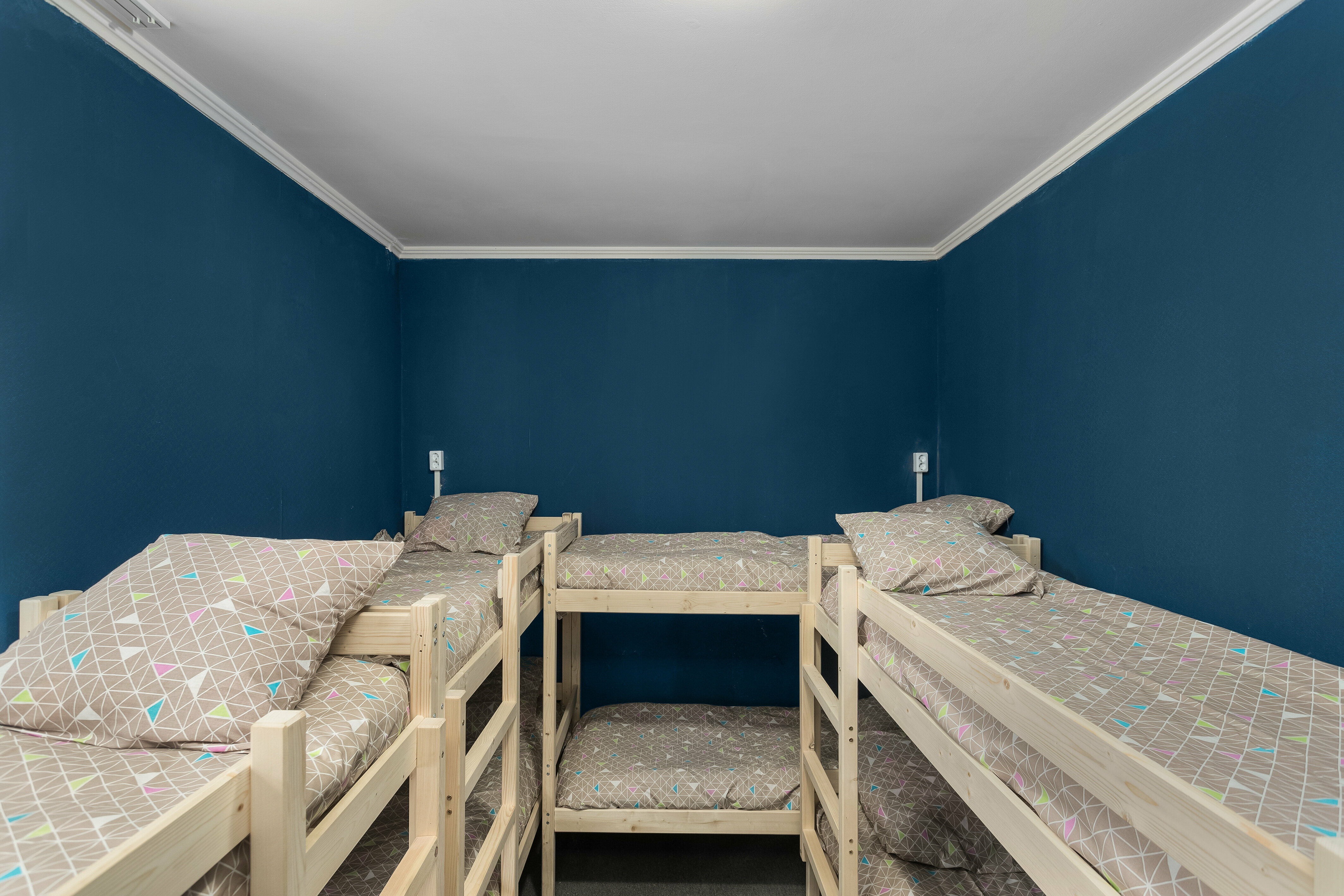 Спальное место на двухъярусной кровати в общем номере для мужчин