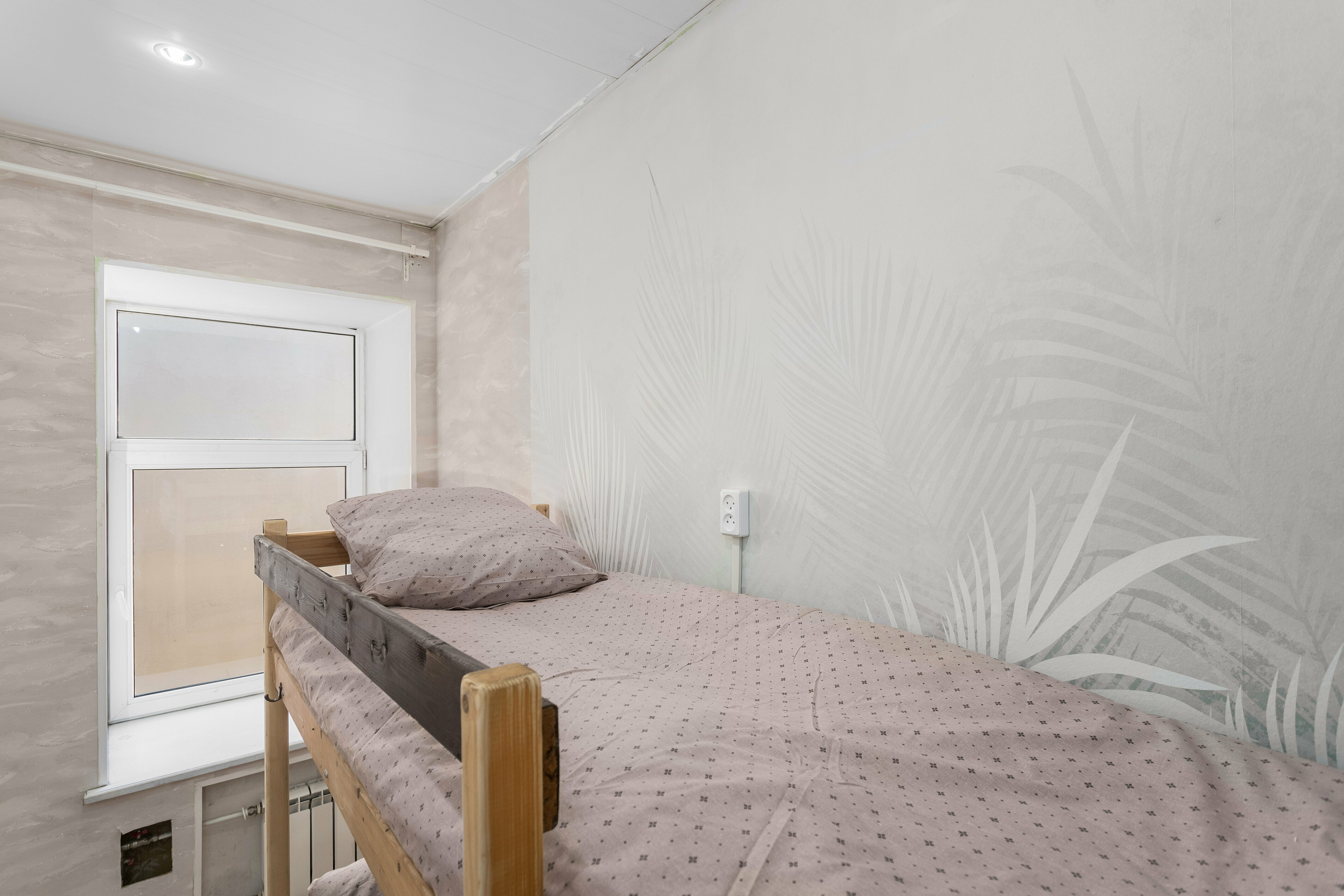 Спальное место на двухъярусной кровати в общем номере для женщин