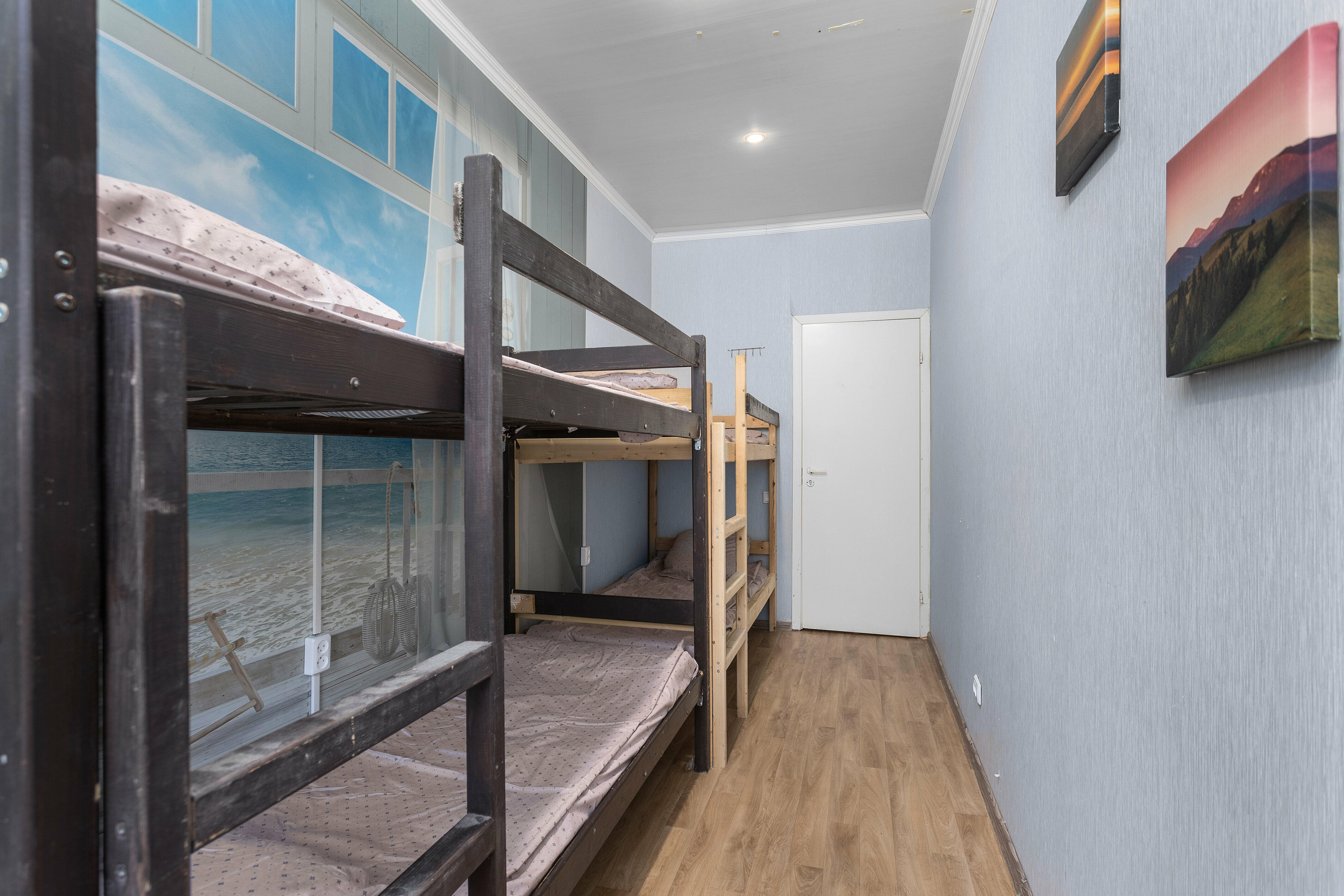 Спальное место на двухъярусной кровати в общем номере для мужчин и женщин