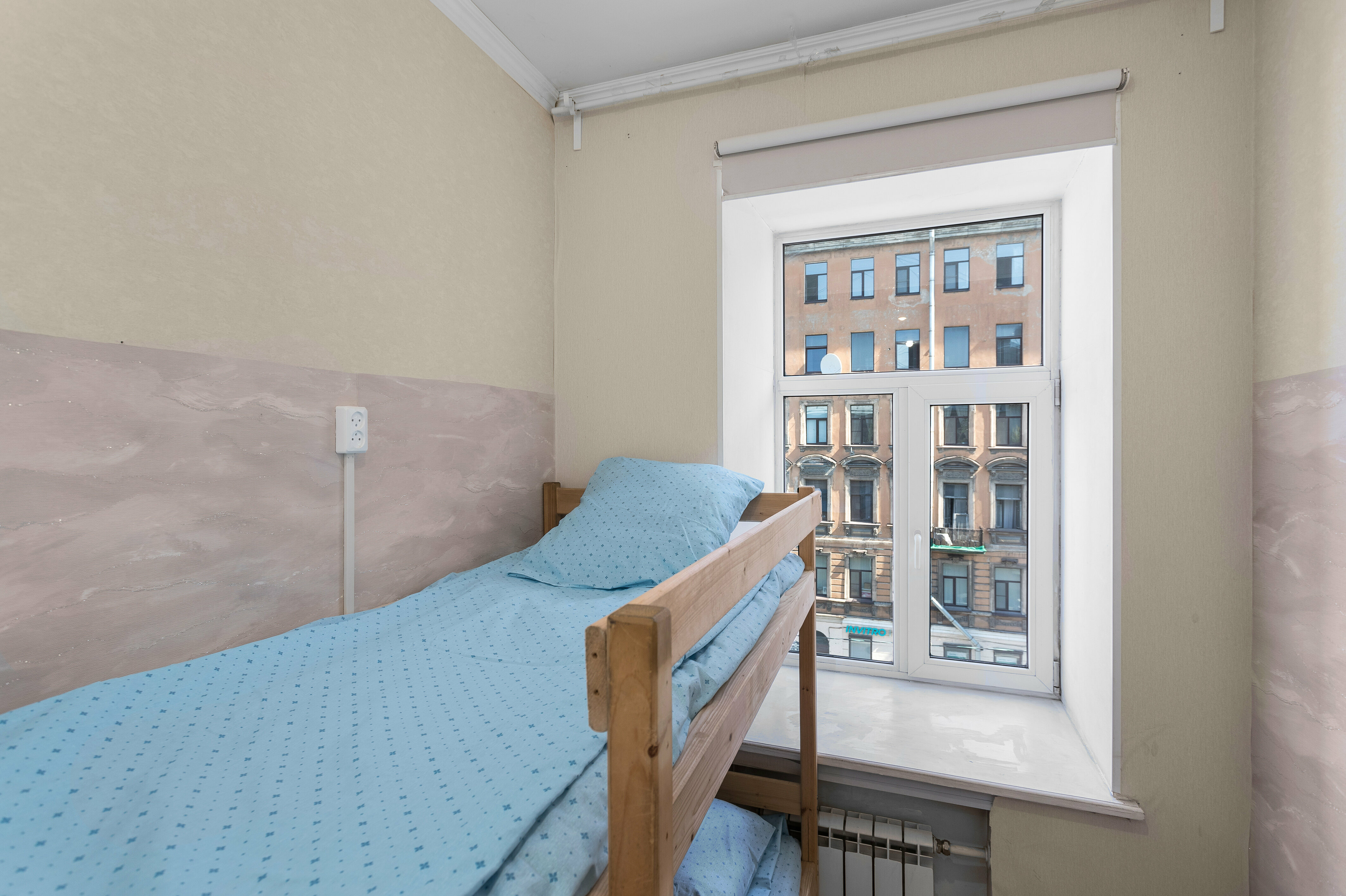 Спальное место на двухъярусной кровати в общем номере для мужчин и женщин