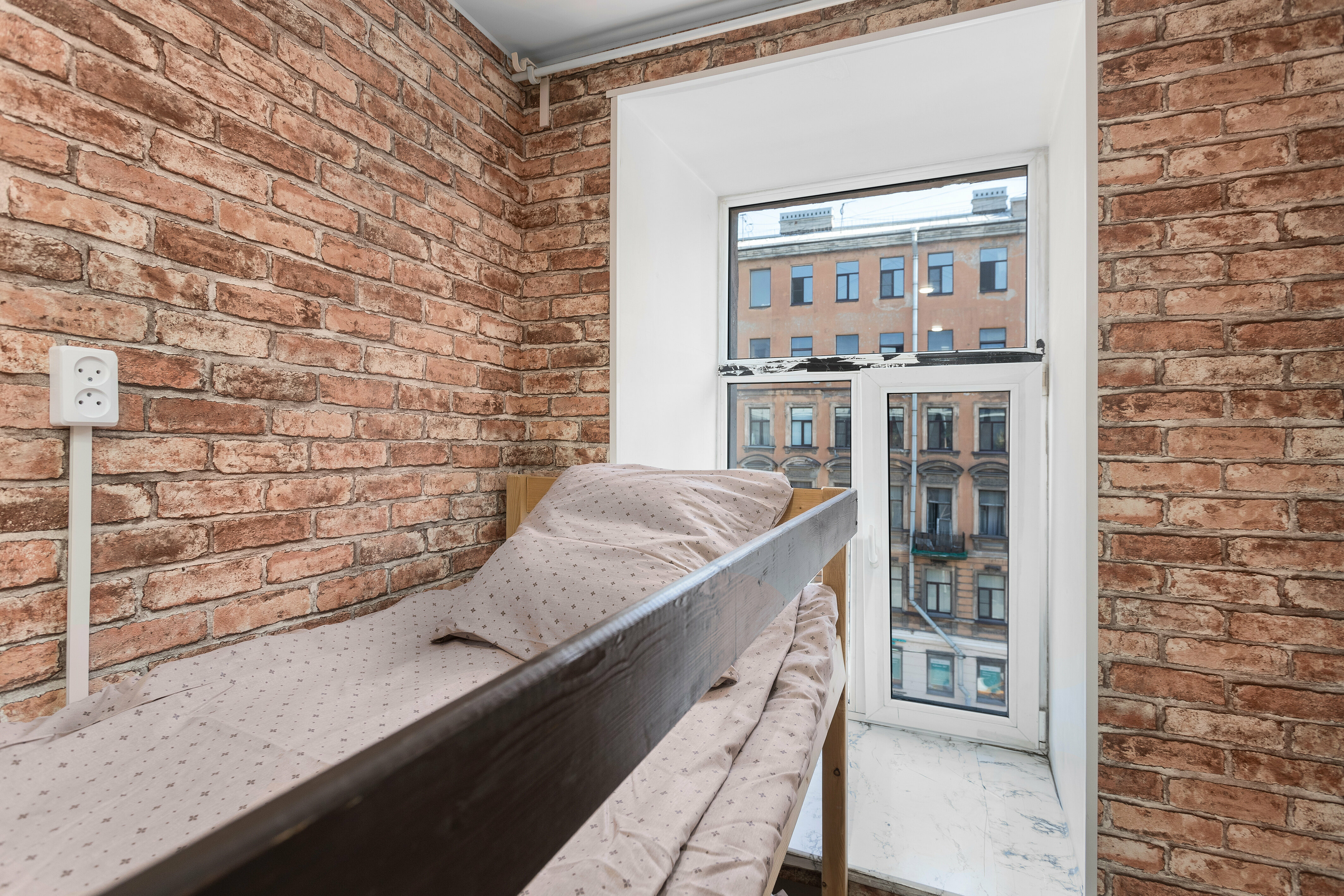 Спальное место на двухъярусной кровати в общем номере для мужчин и женщин