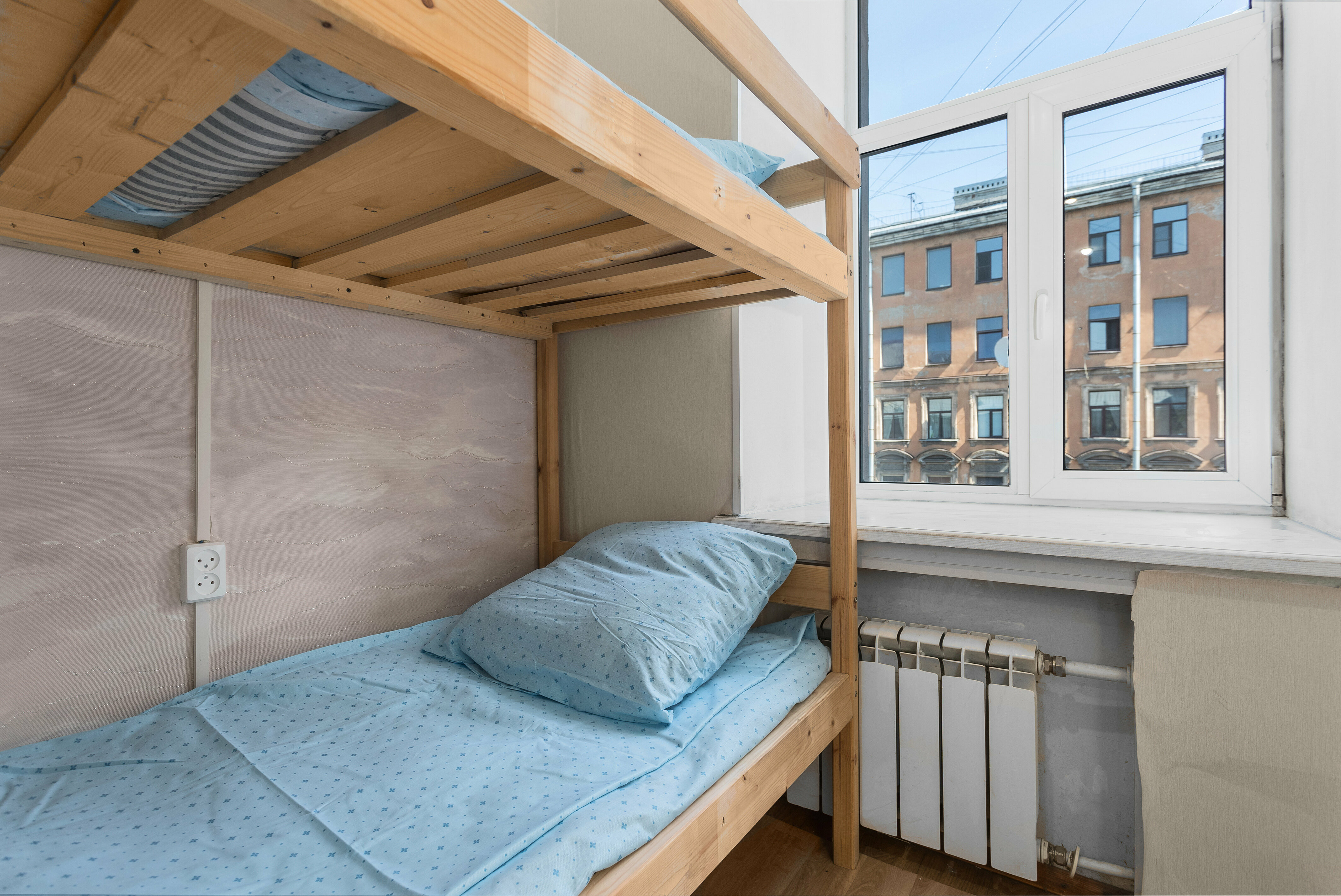 Спальное место на двухъярусной кровати в общем номере для мужчин и женщин