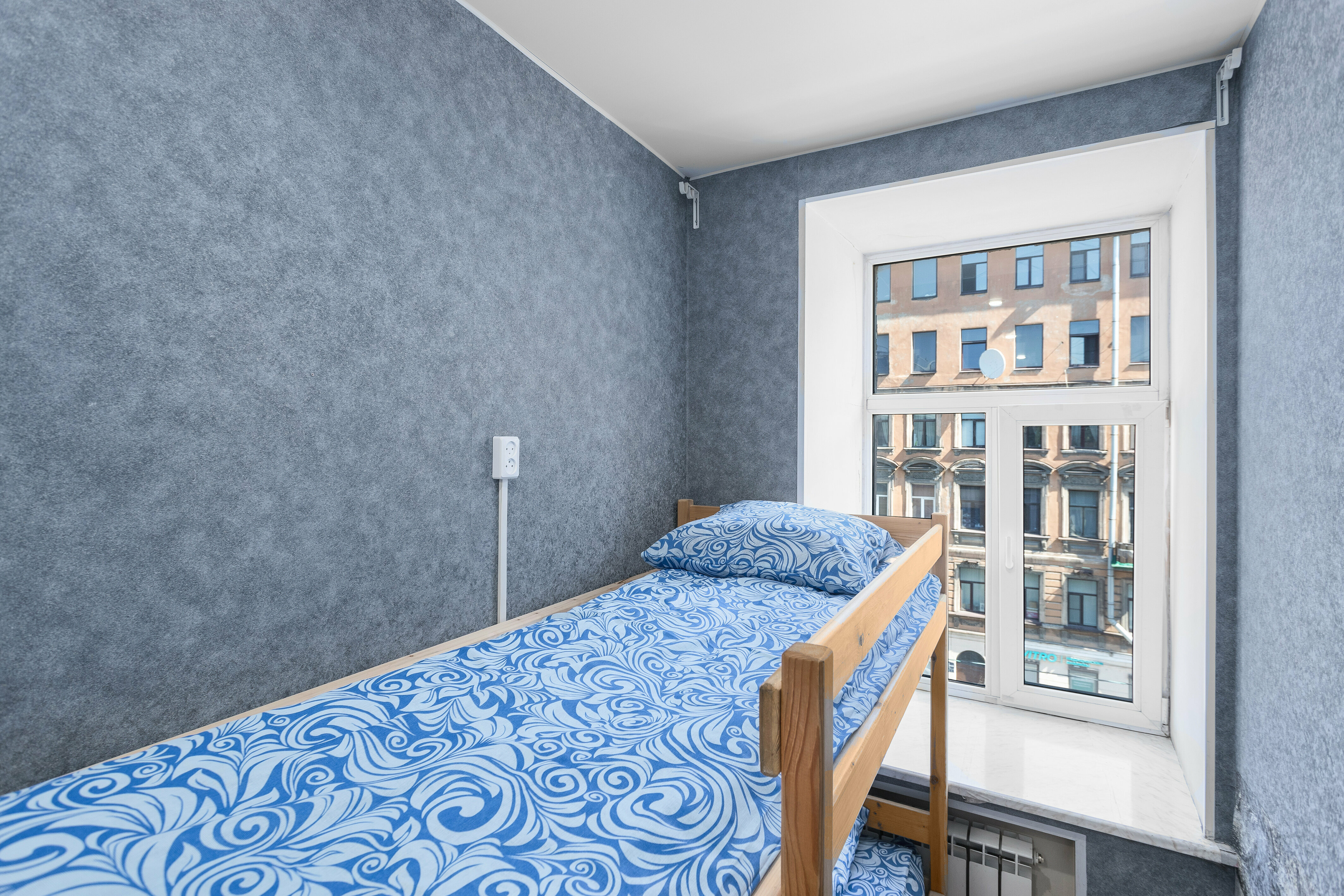 Спальное место на двухъярусной кровати в общем номере для мужчин и женщин