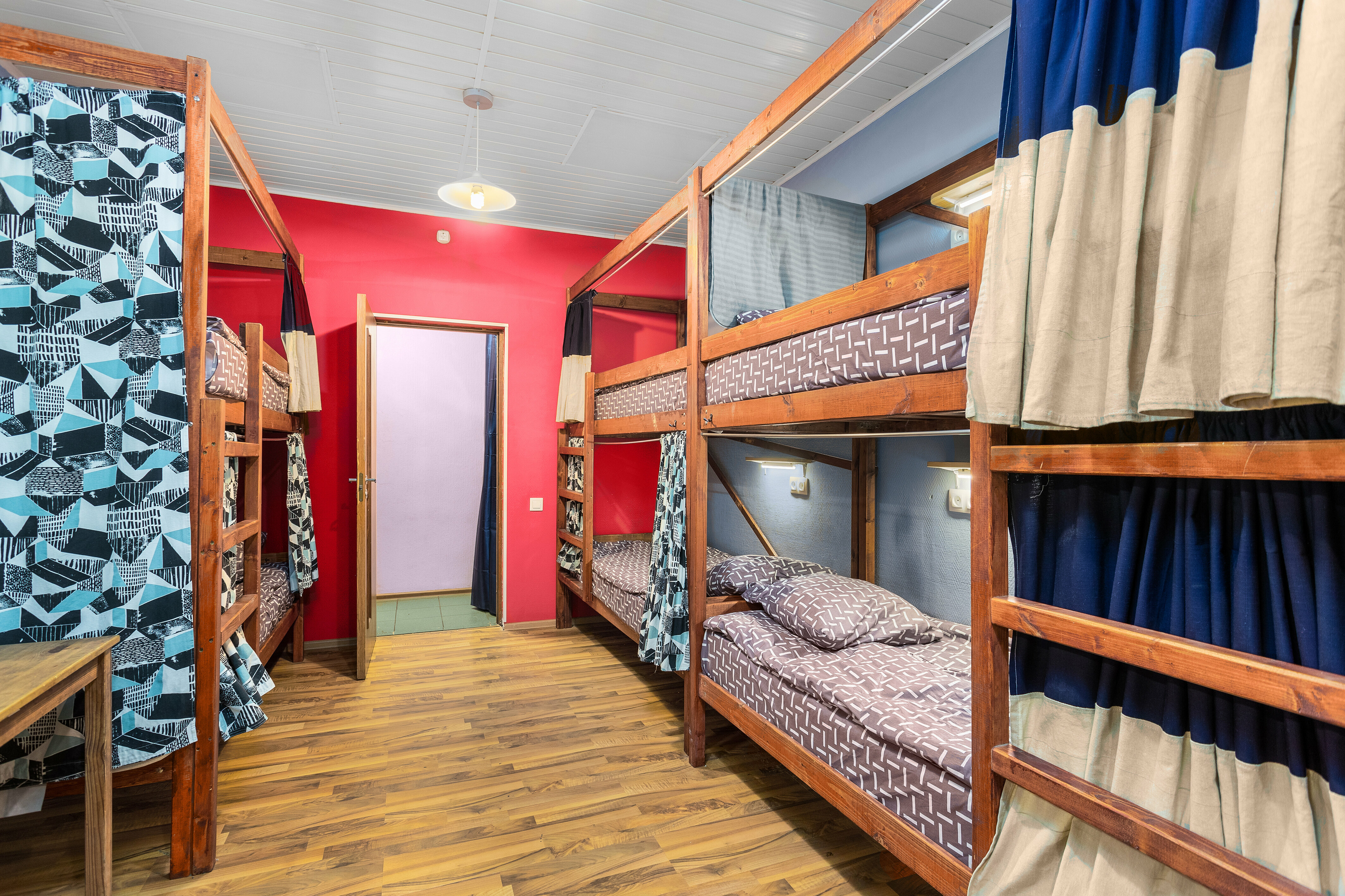 Спальное место на двухъярусной кровати в общем номере для мужчин