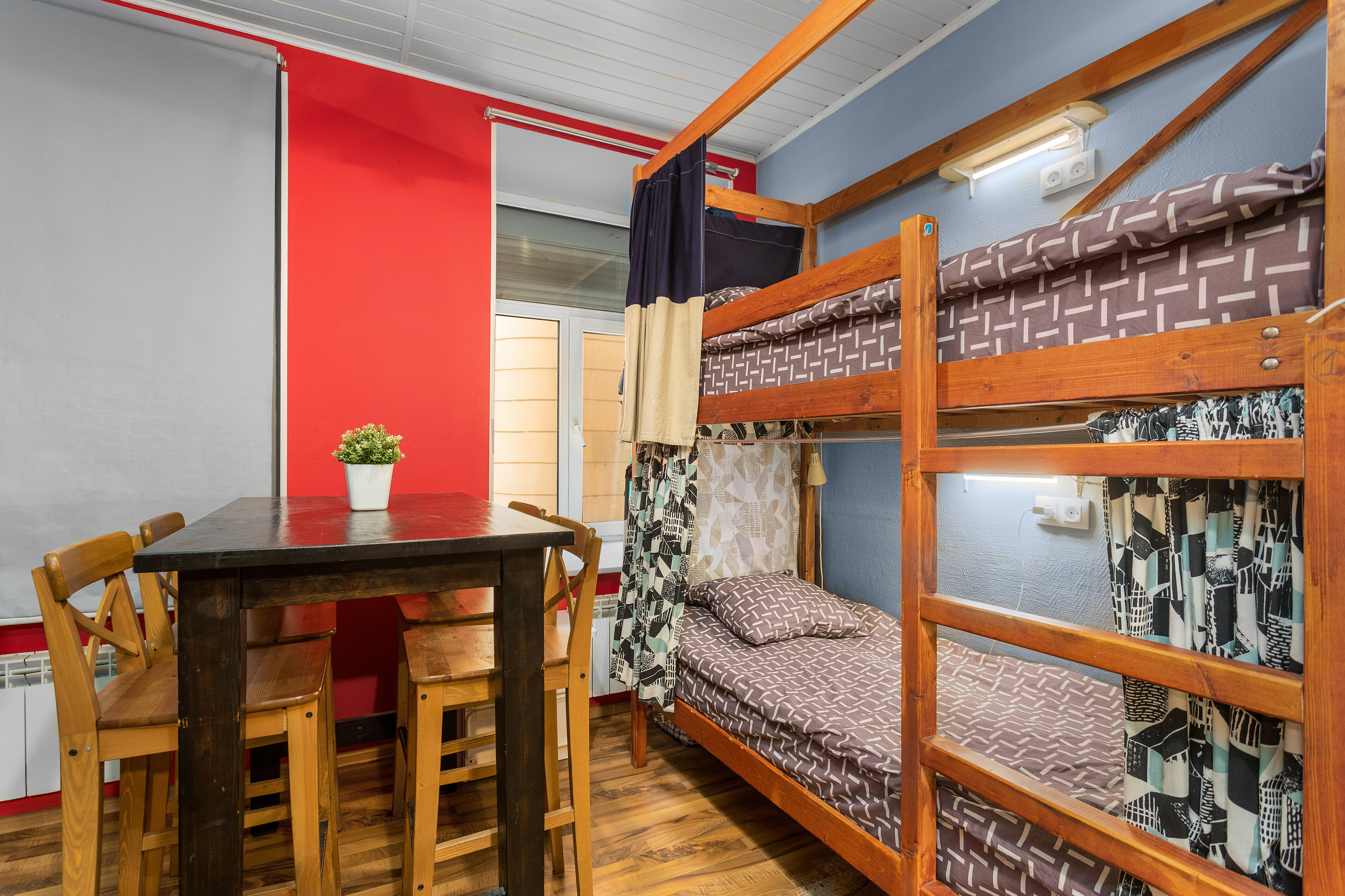 Спальное место на двухъярусной кровати в общем номере для мужчин