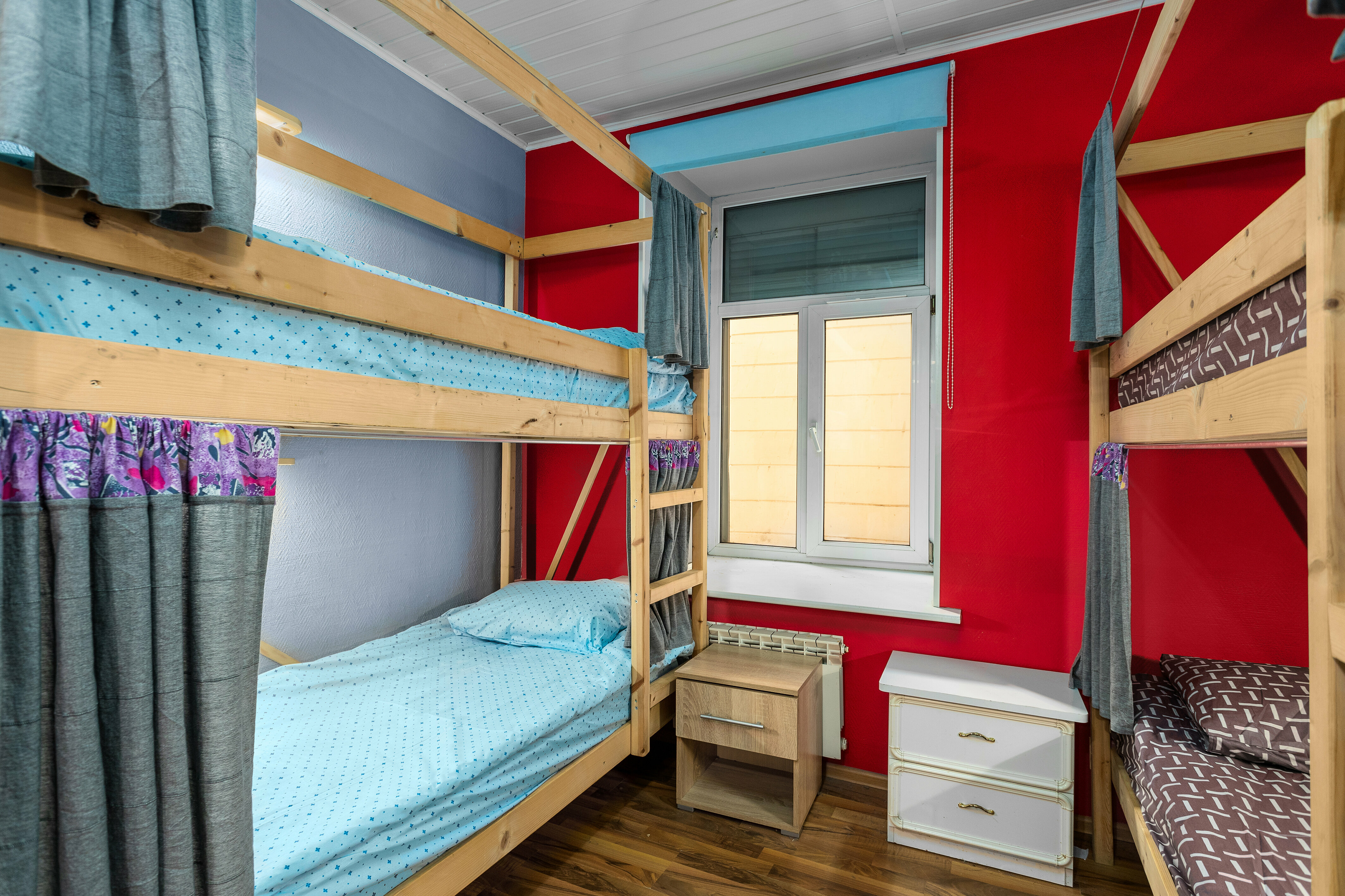 Спальное место на двухъярусной кровати в общем номере для мужчин и женщин