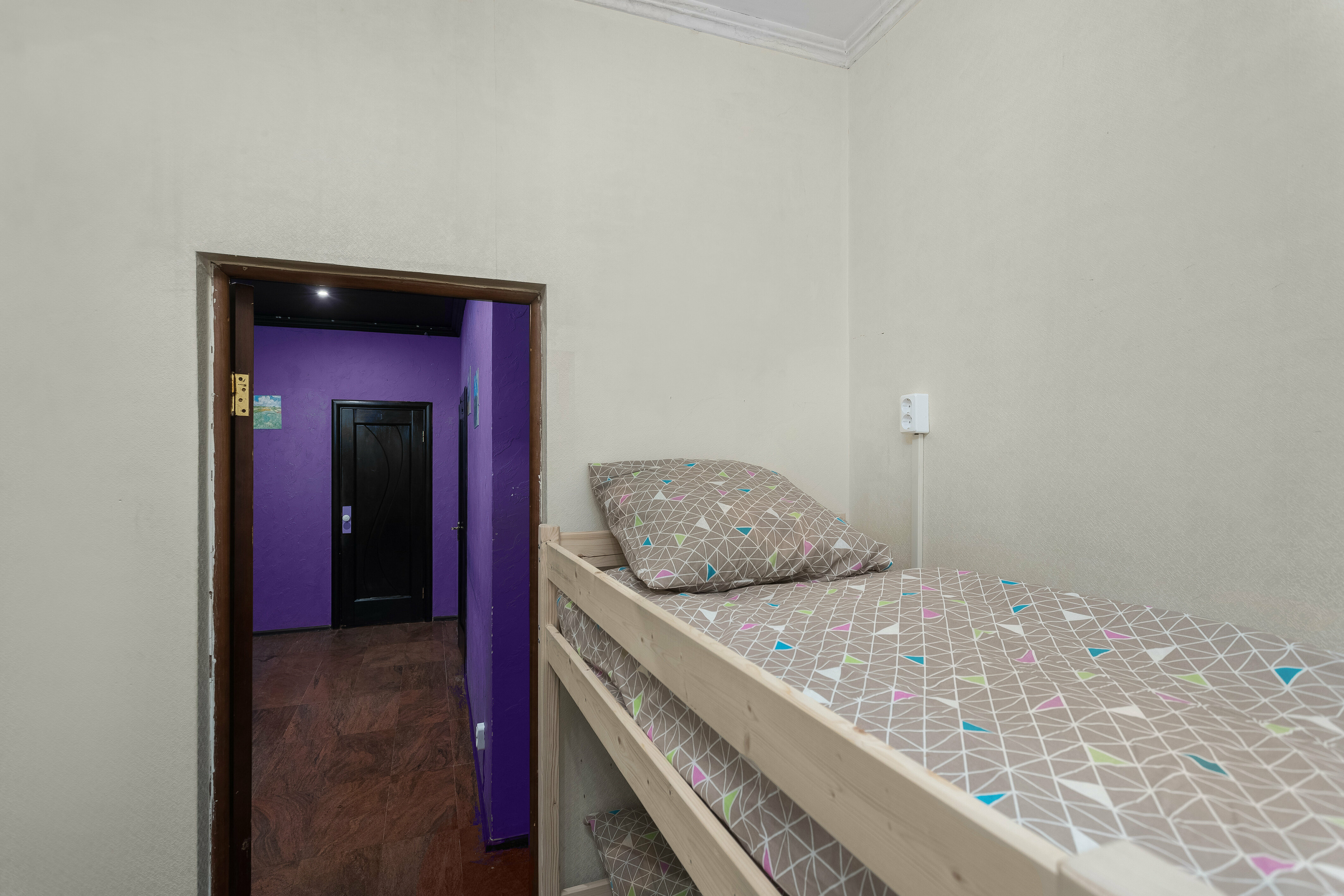 Спальное место на двухъярусной кровати в общем номере для женщин