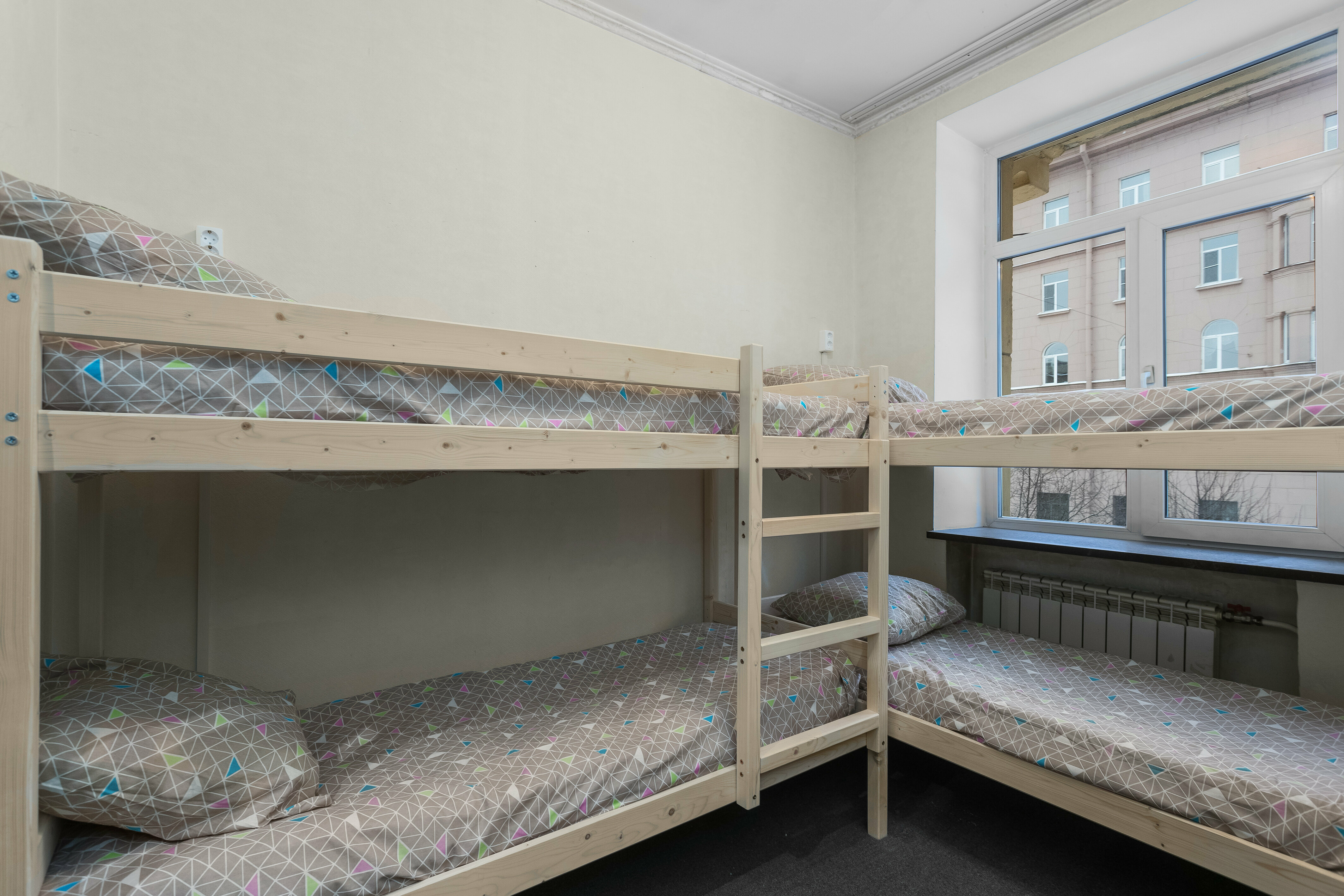 Спальное место на двухъярусной кровати в общем номере для женщин