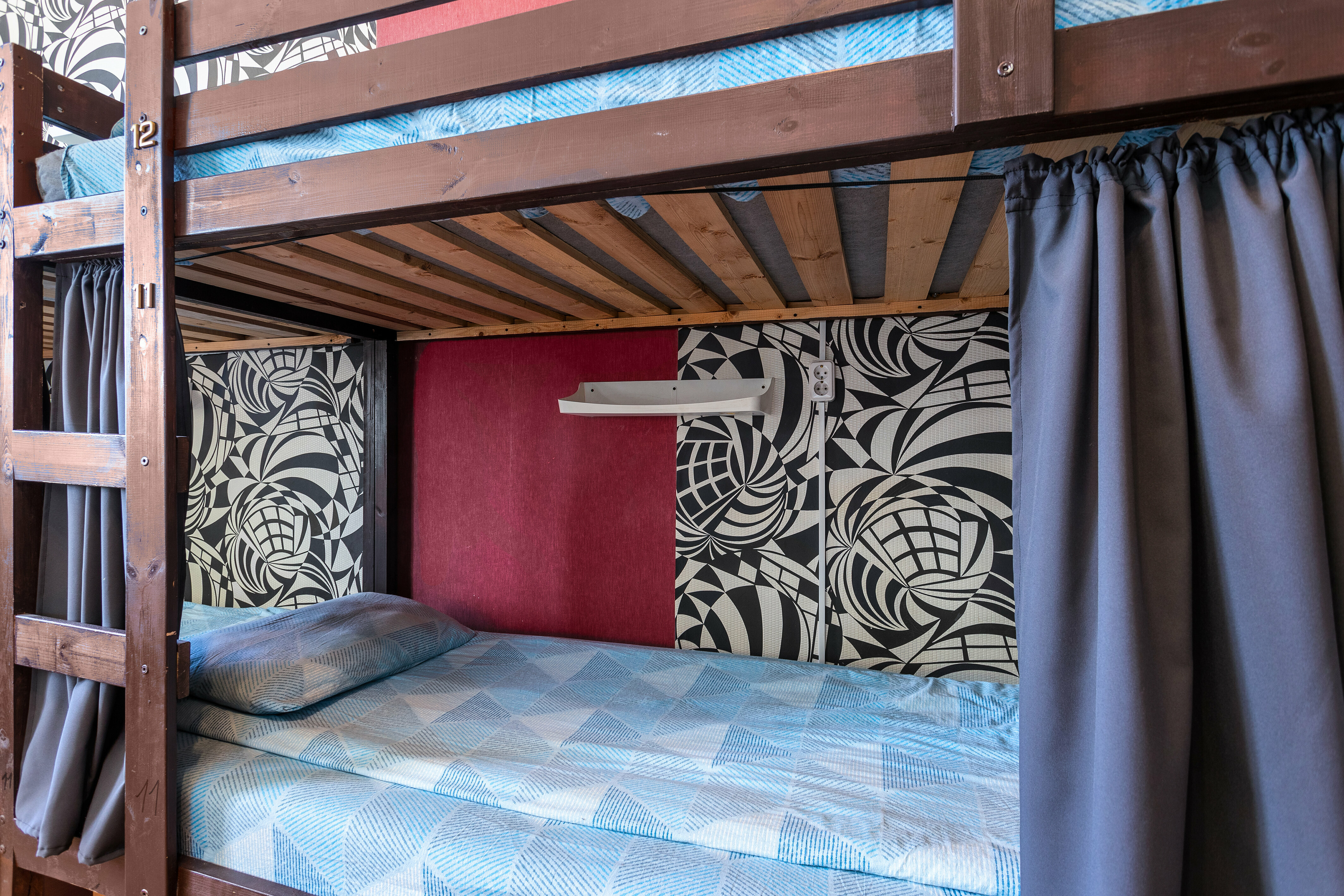 Спальное место на двухъярусной кровати в общем номере для мужчин и женщин