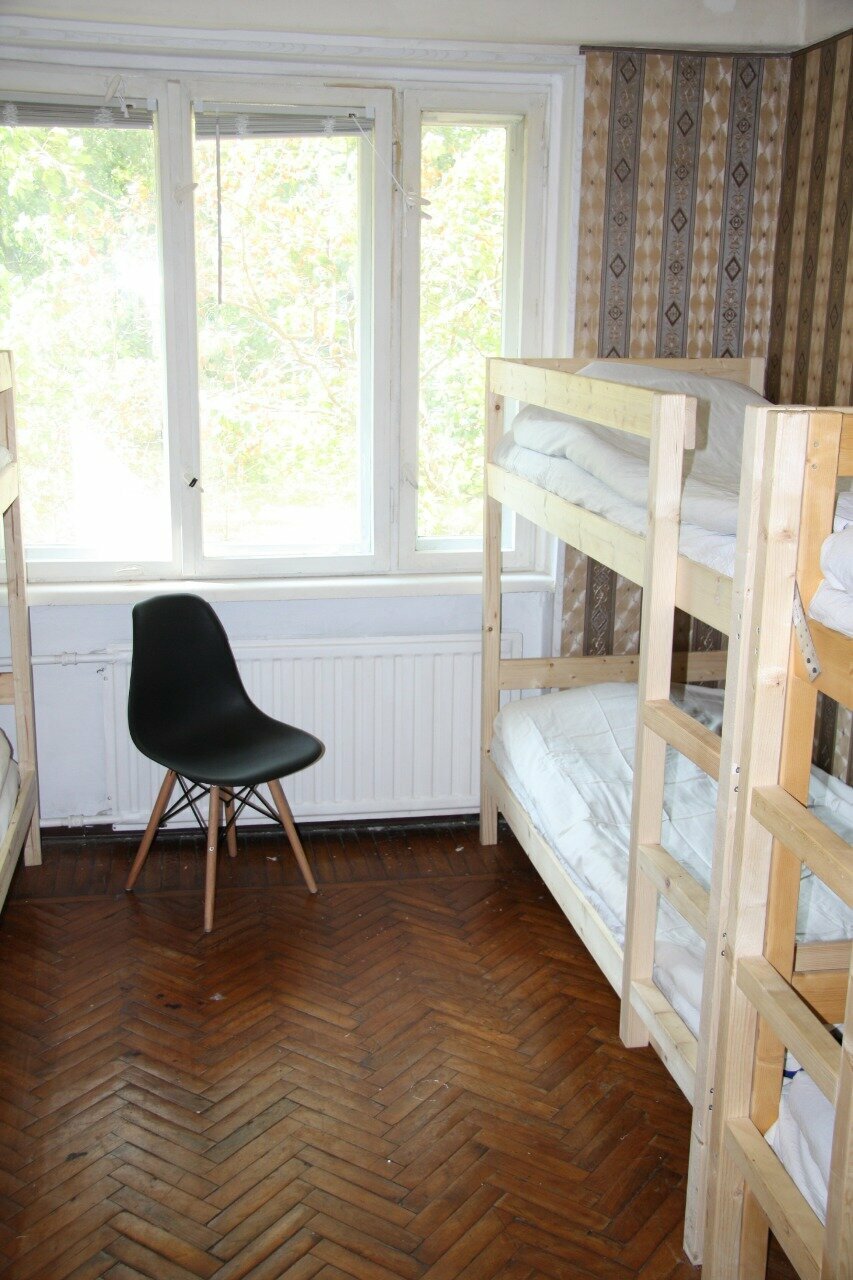 Спальное место на двухъярусной кровати в общем номере для мужчин и женщин