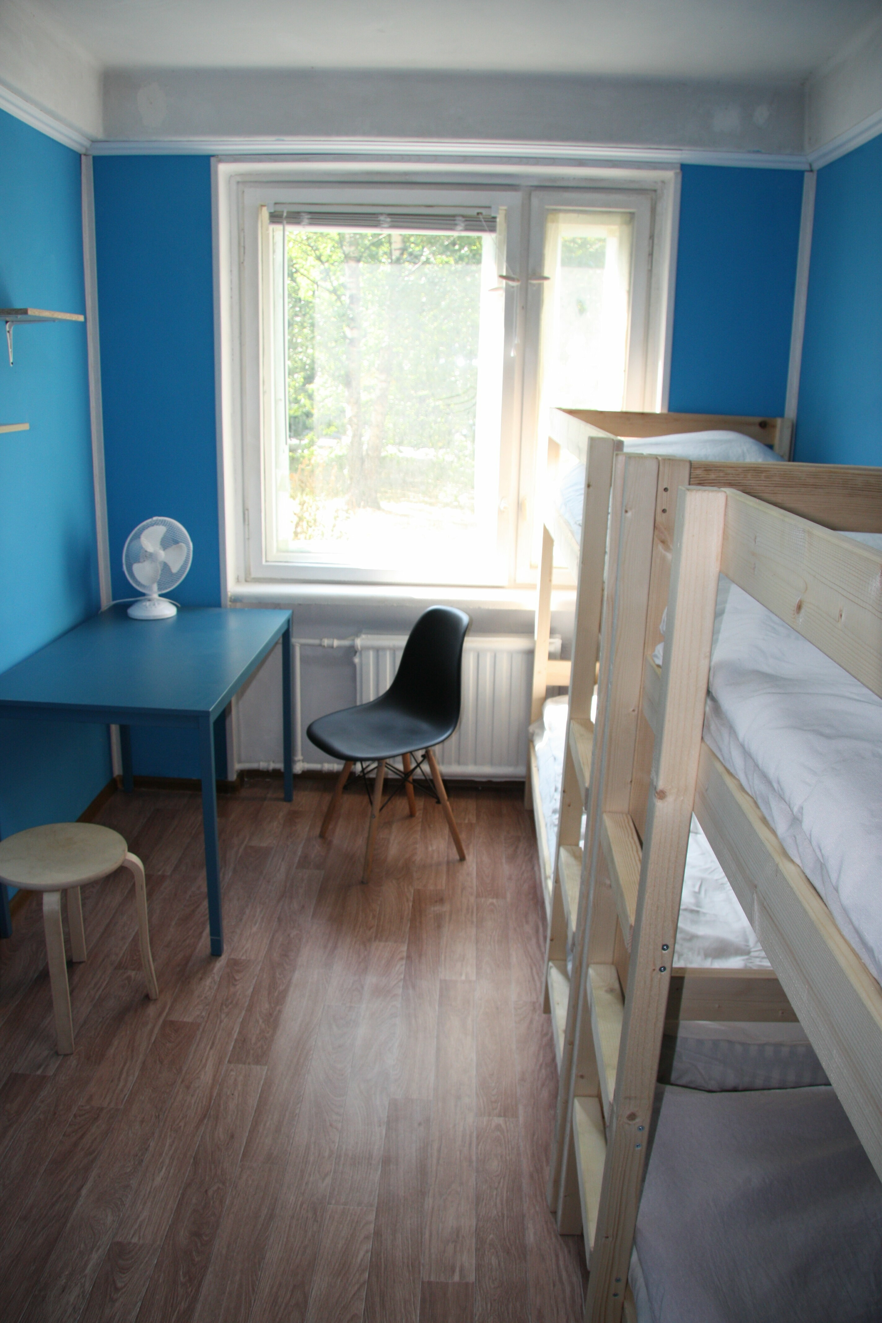 Спальное место на двухъярусной кровати в общем номере для мужчин