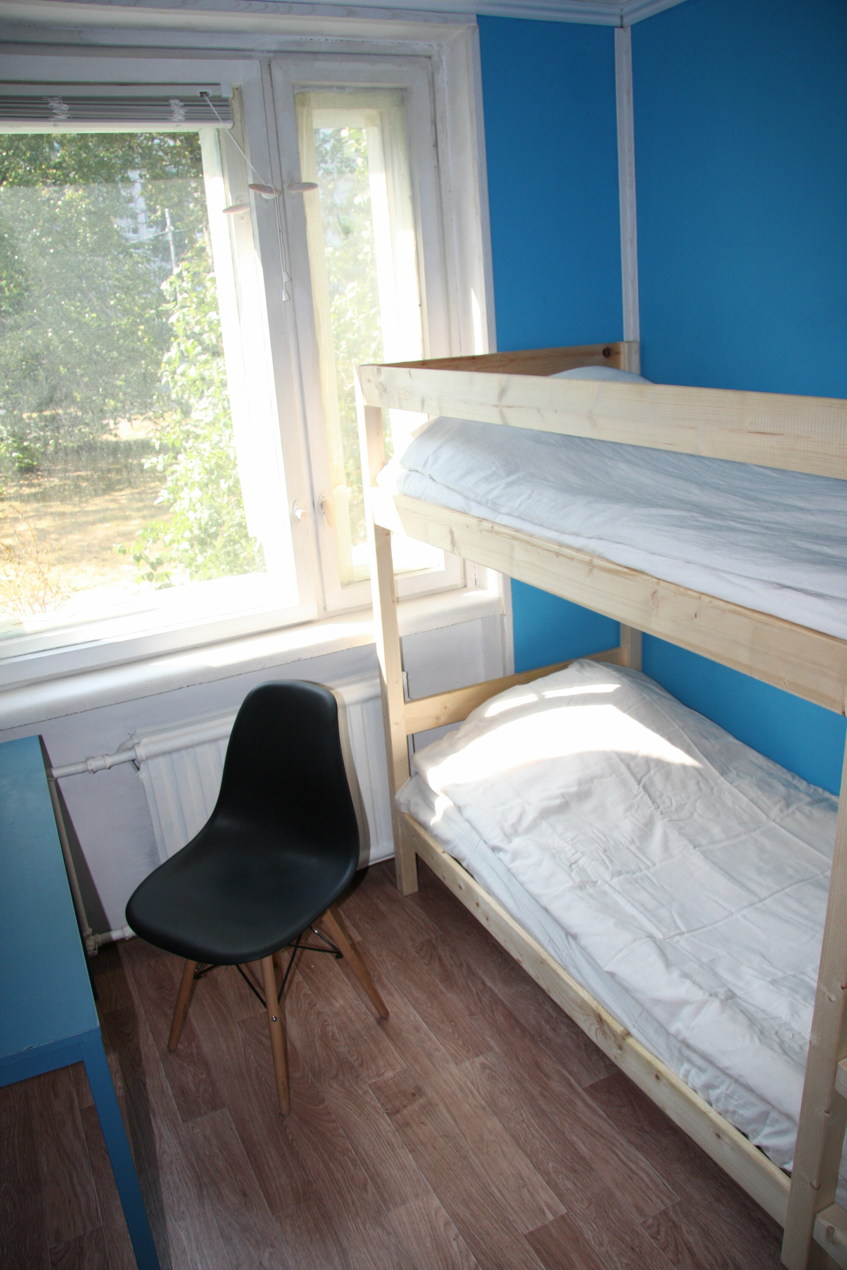 Спальное место на двухъярусной кровати в общем номере для мужчин