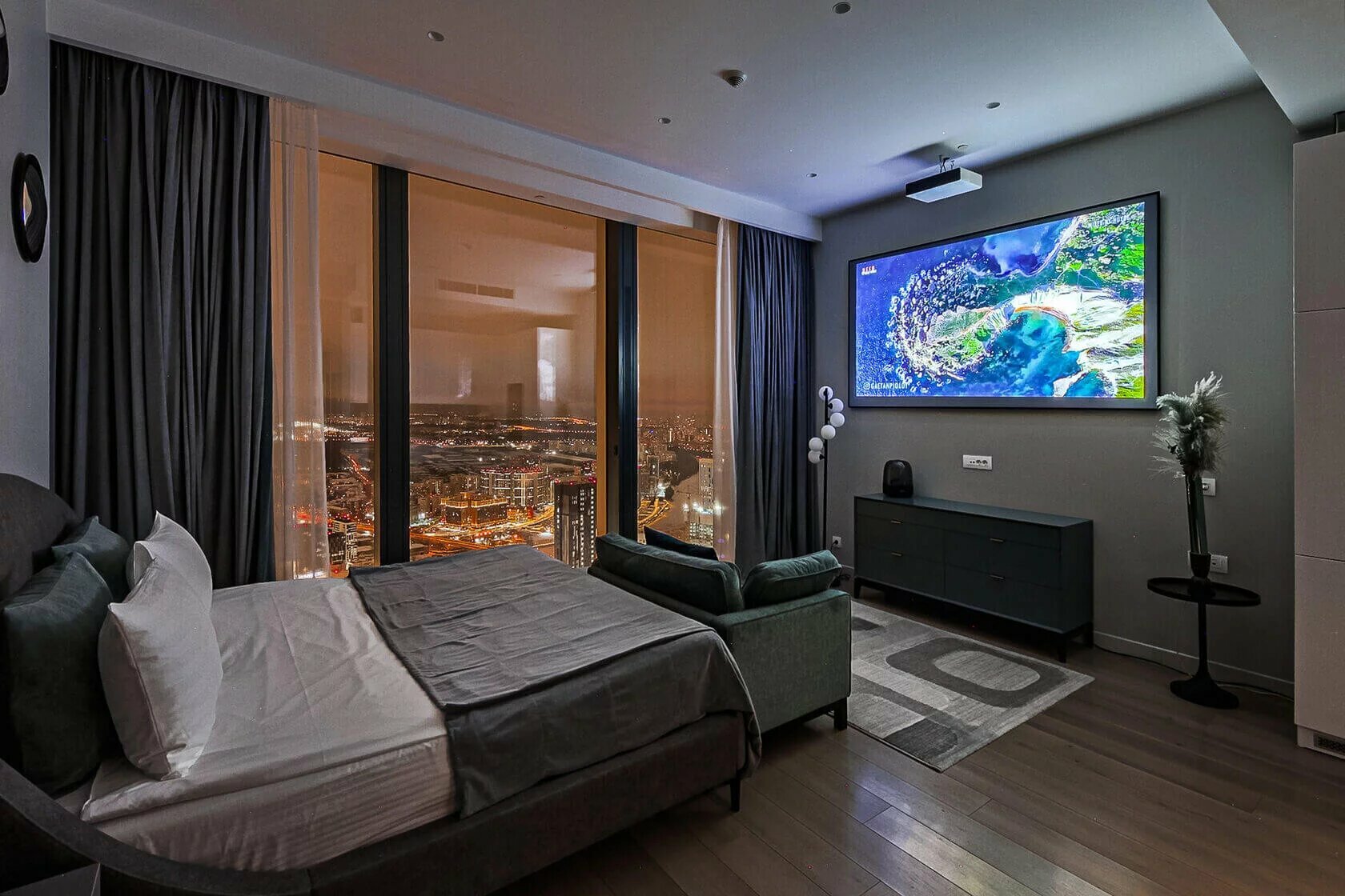 "Sky Suite Studio" — апартаменты-студия с кинотеатром и видом на город с 54-го этажа башни "Нева"