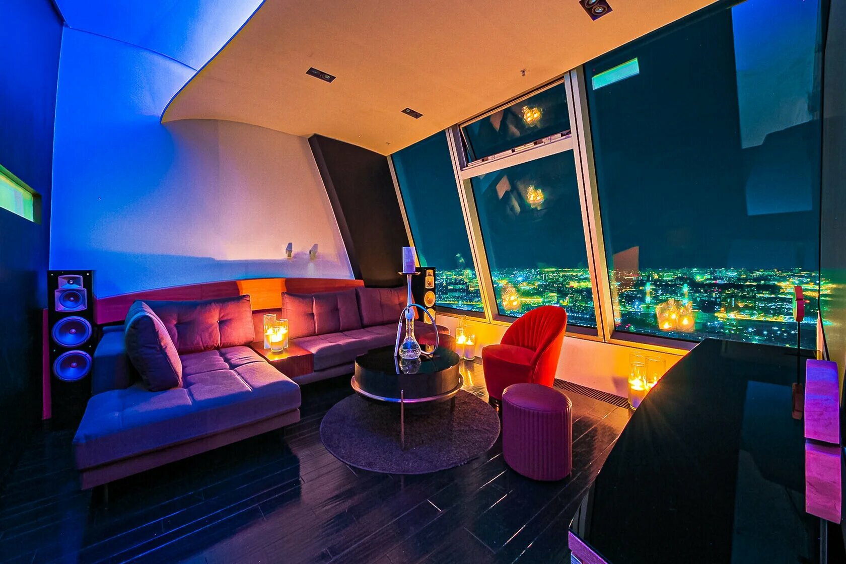 "Sky Empire — DJ-апартаменты на 57-м этаже башни Империя с видом на центр, мощной акустикой и караоке."