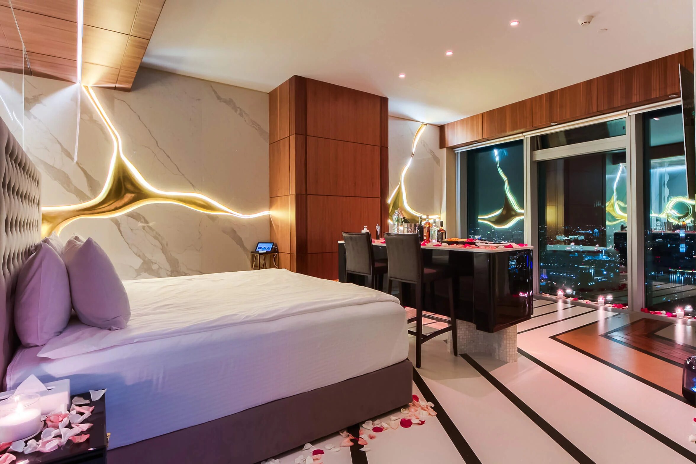 "Sky Sex Room" — апартаменты-студия на 44-м этаже с панорамным джакузи, тропическим душем и дизайнерской подсветкой в башне "Москва"