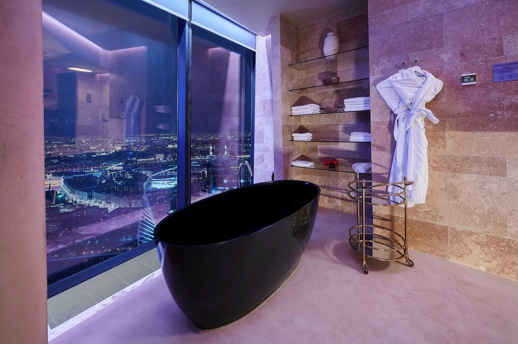 "SKY SPA ROOM" — самые вкуснейшие апартаменты-студия на 77-м этаже башни Федерация "Восток" с открытой ванной, соляной баней, горизонтальным и вертикальным душем.