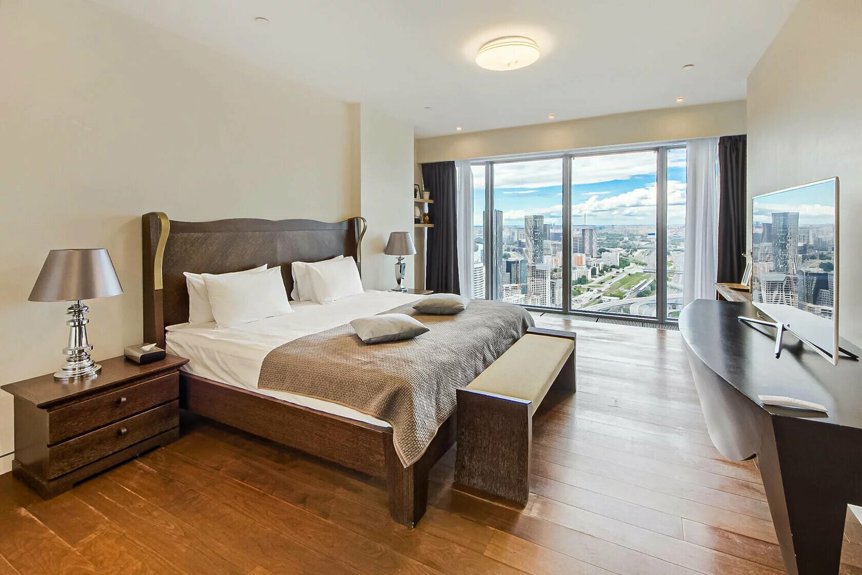 "SKY LOUNGE" — угловые панорамные апартаменты на 43-м этаже башни "ОКО" с кинотеатром и открытой ванной.