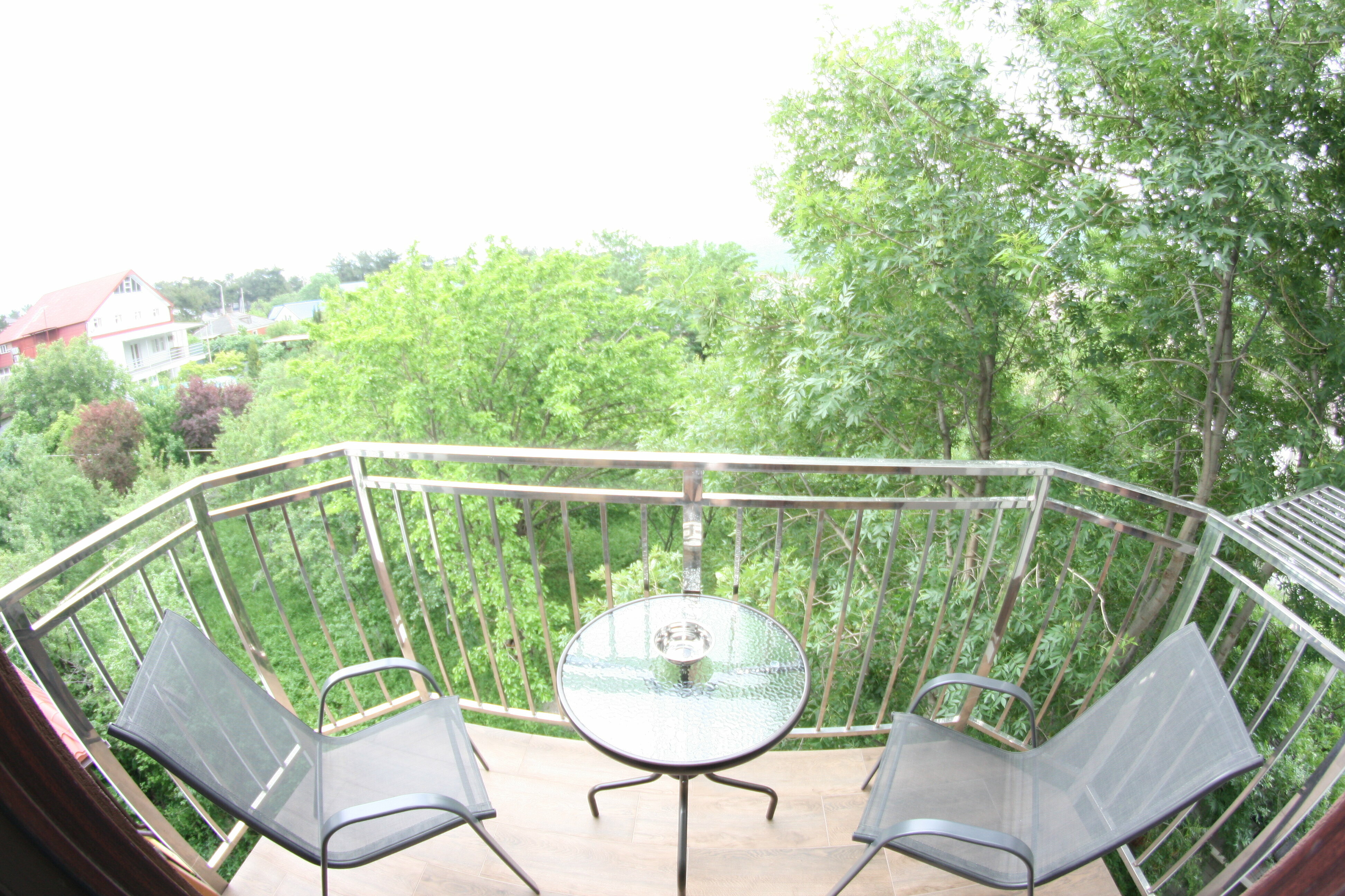 Семейный номер с видом на сад