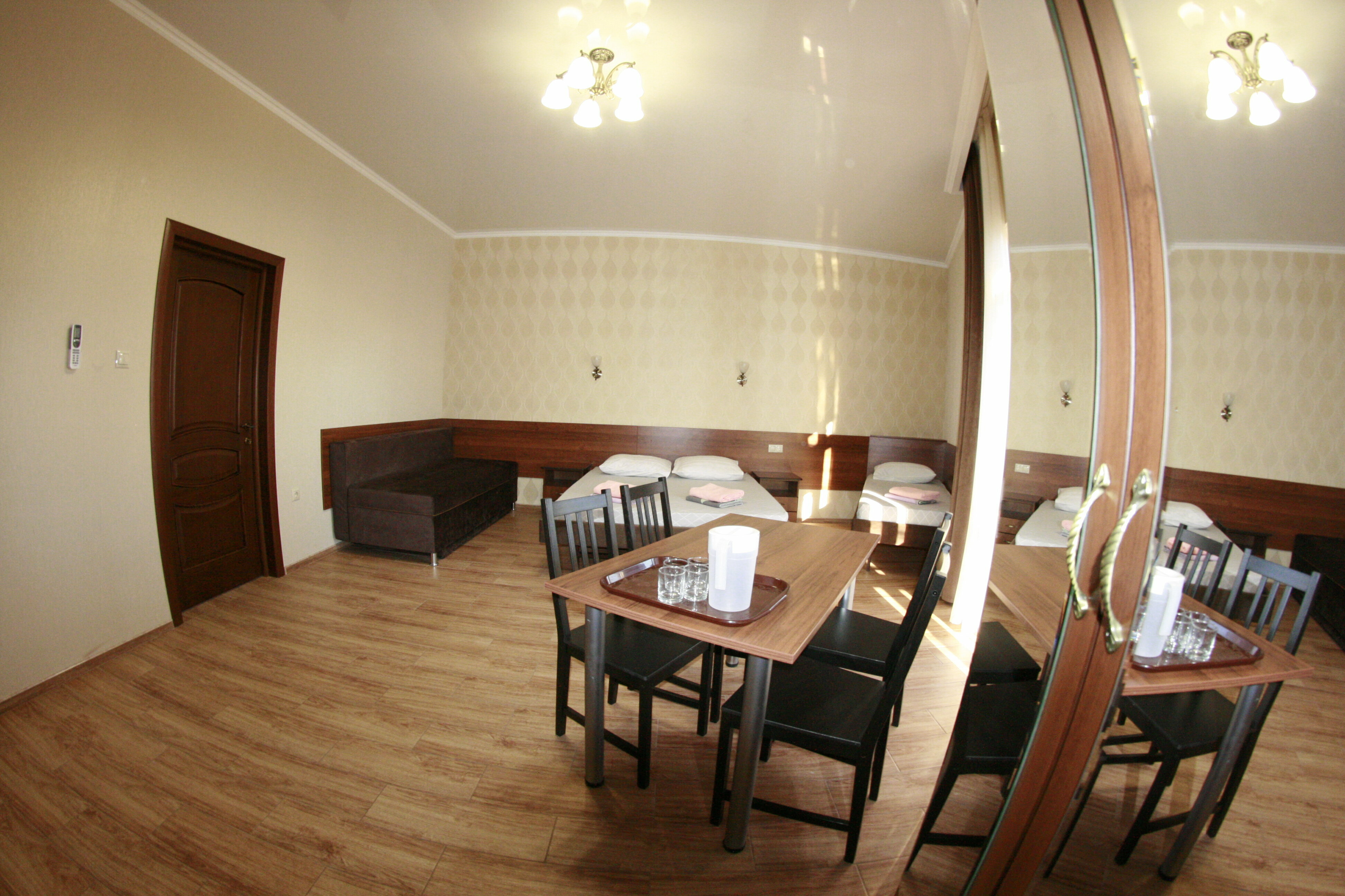 Семейный номер с видом на сад