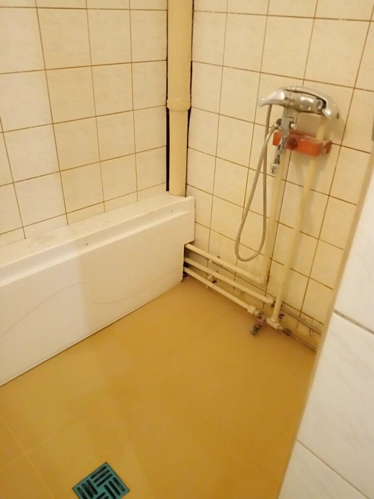 Кровать в общем 6-местном номере для мужчин и женщин