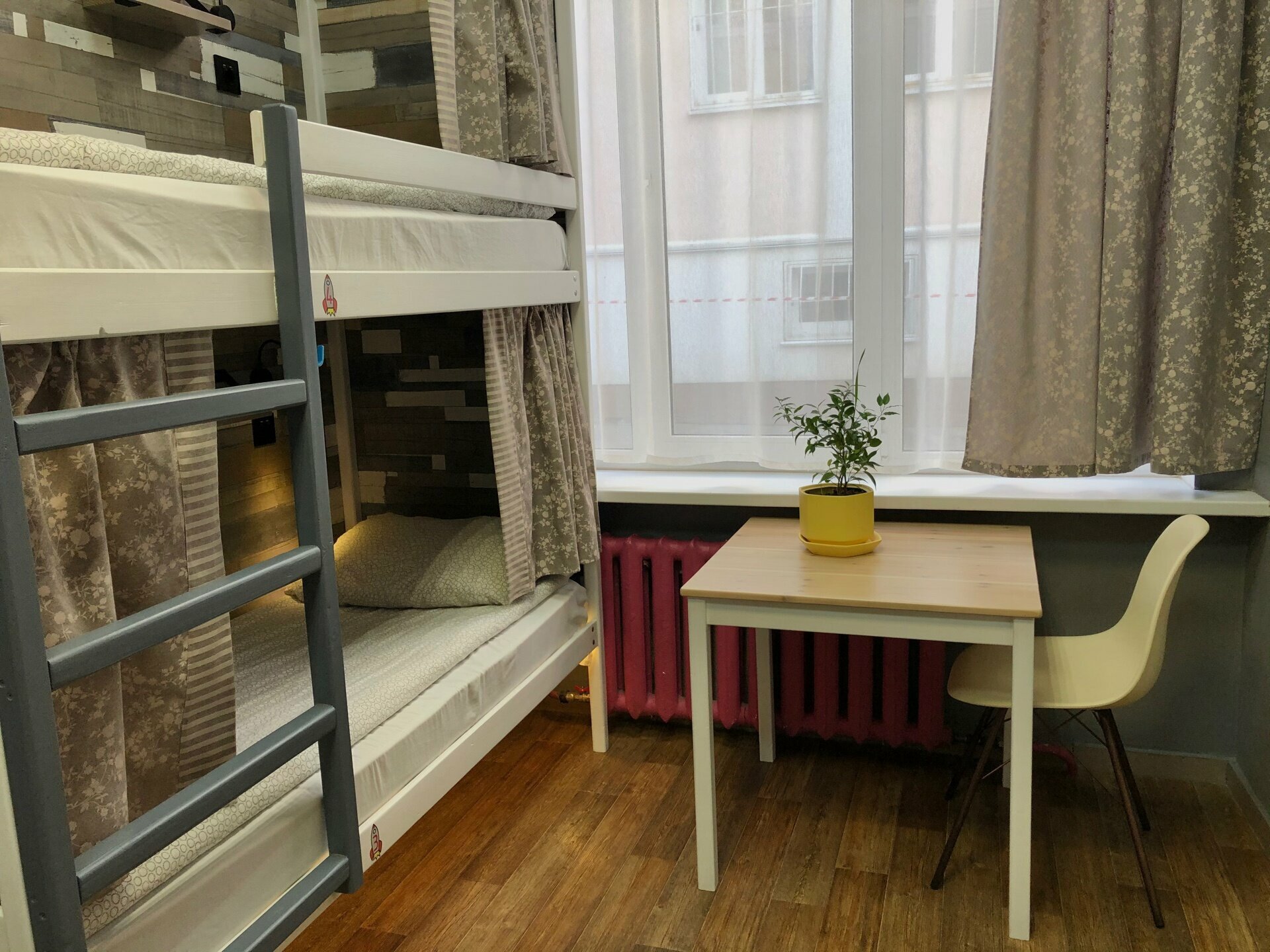 Кровать в общем четырехместном номере для женщин